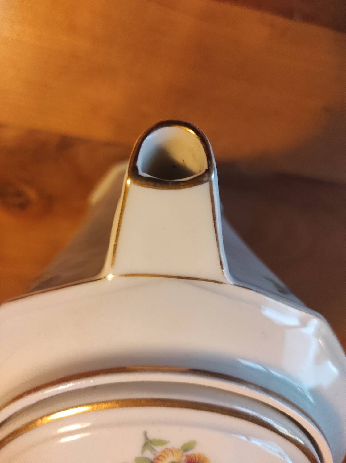 Coffee maker with floral decoration