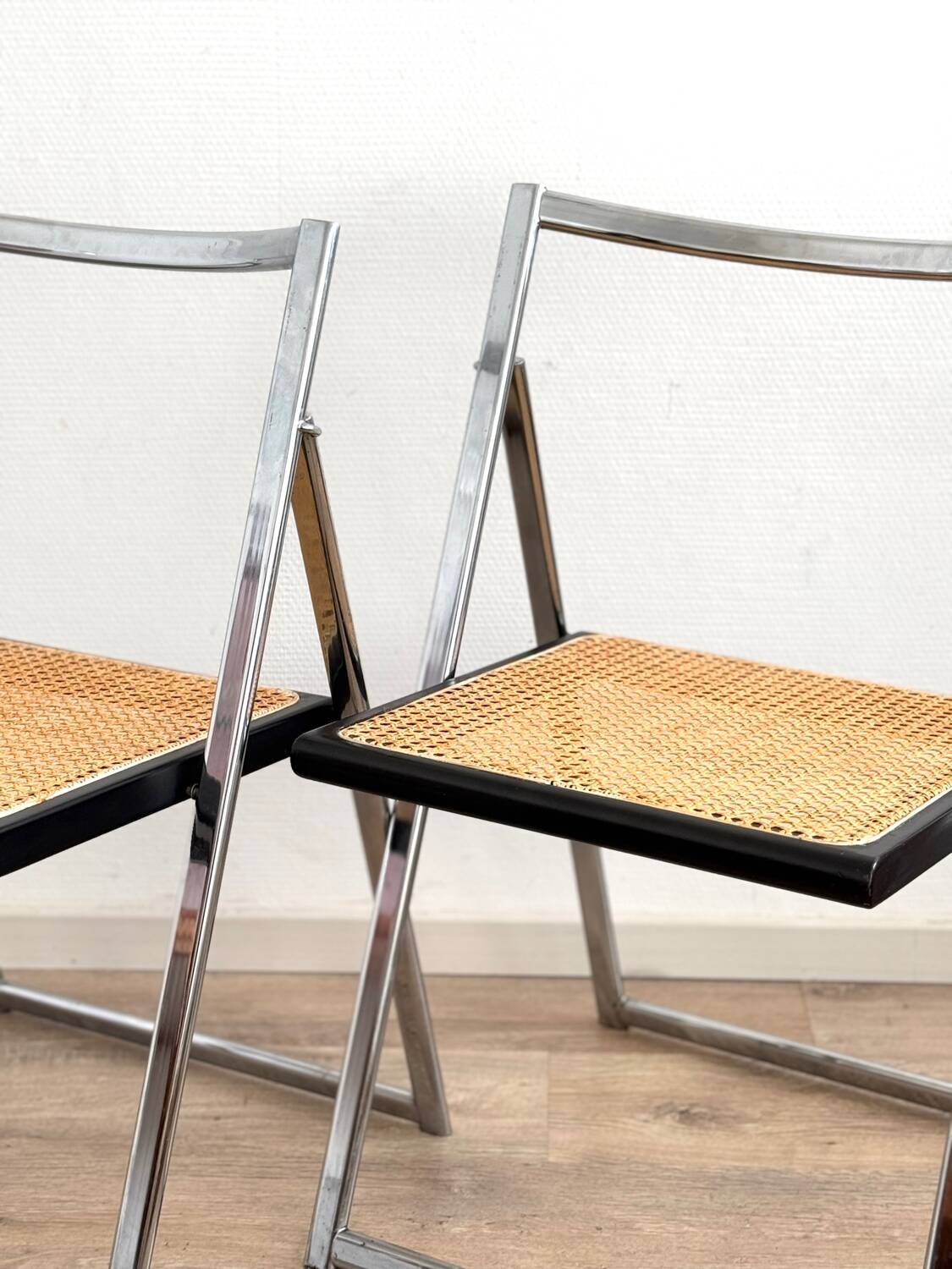 Paire de chaises pliantes italiennes en cannage