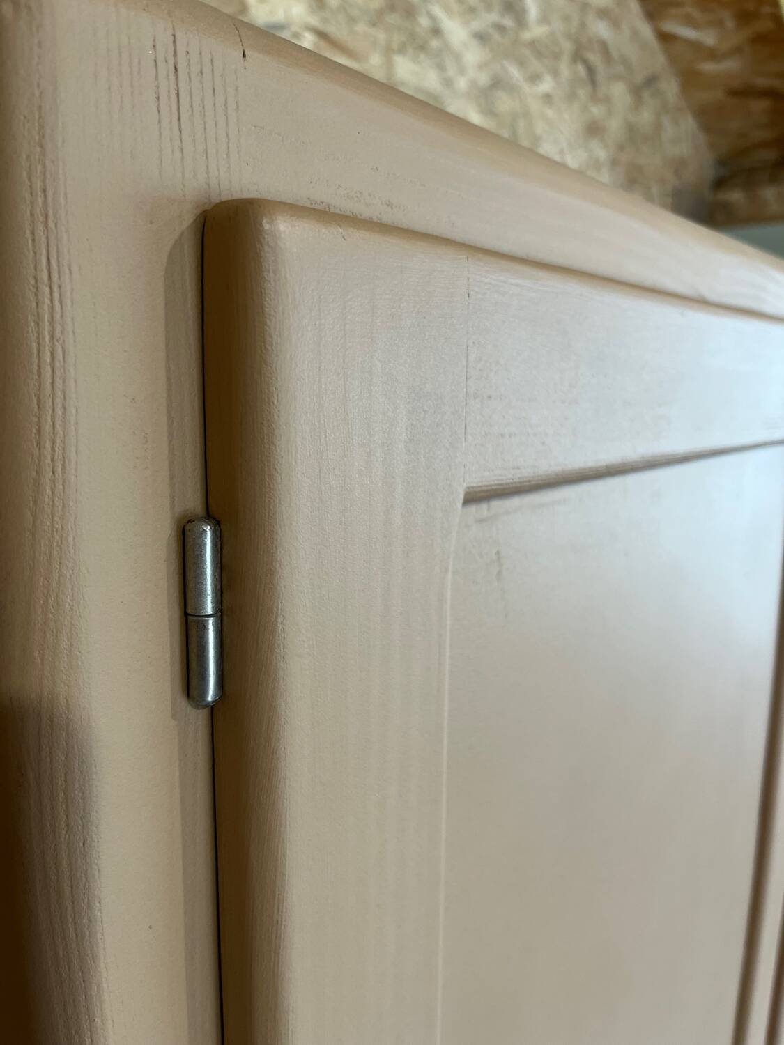 Parisian wardrobe with compass feet