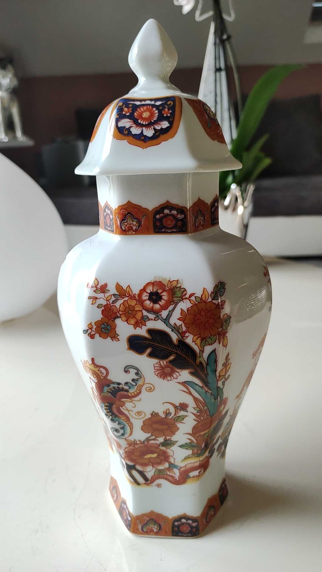 Decorative hexagonal potiche in fine Chinese porcelain, stamped and signed "Red Lions"