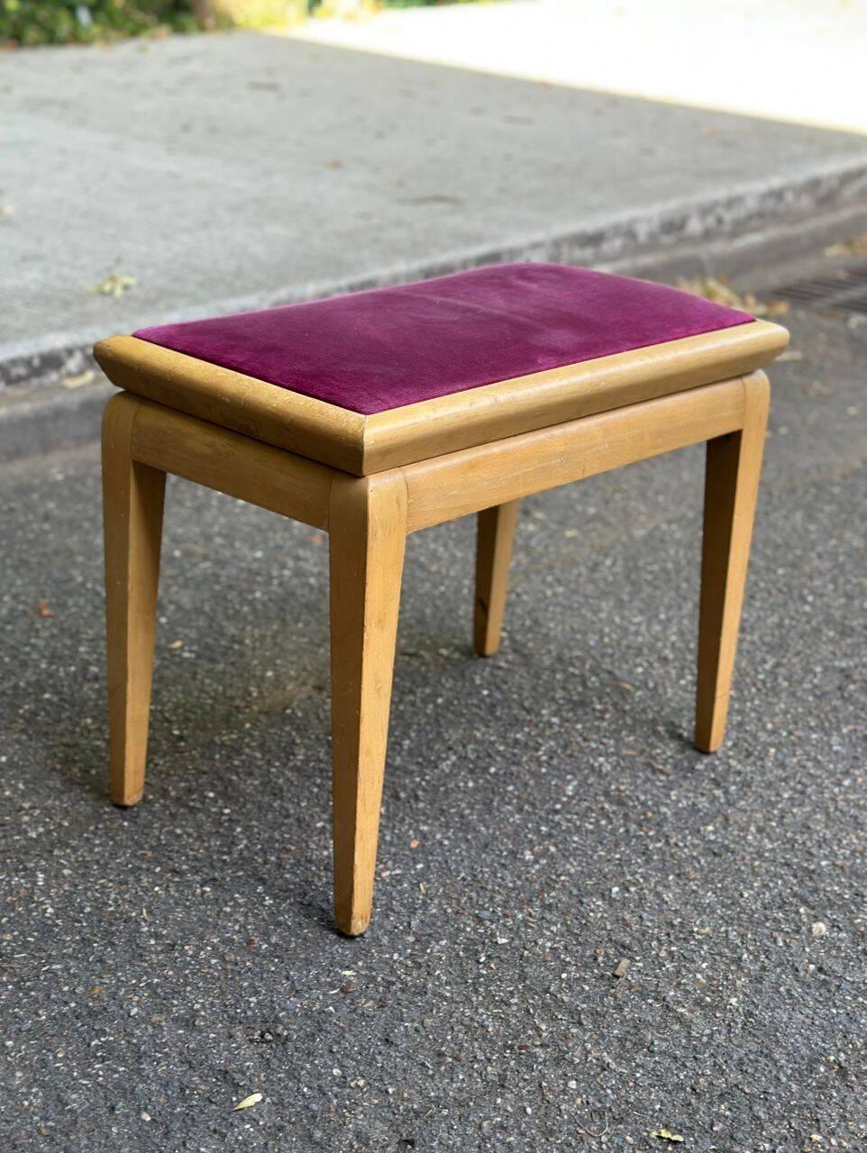 Adjustable piano stool in light beech and purple velvet.
