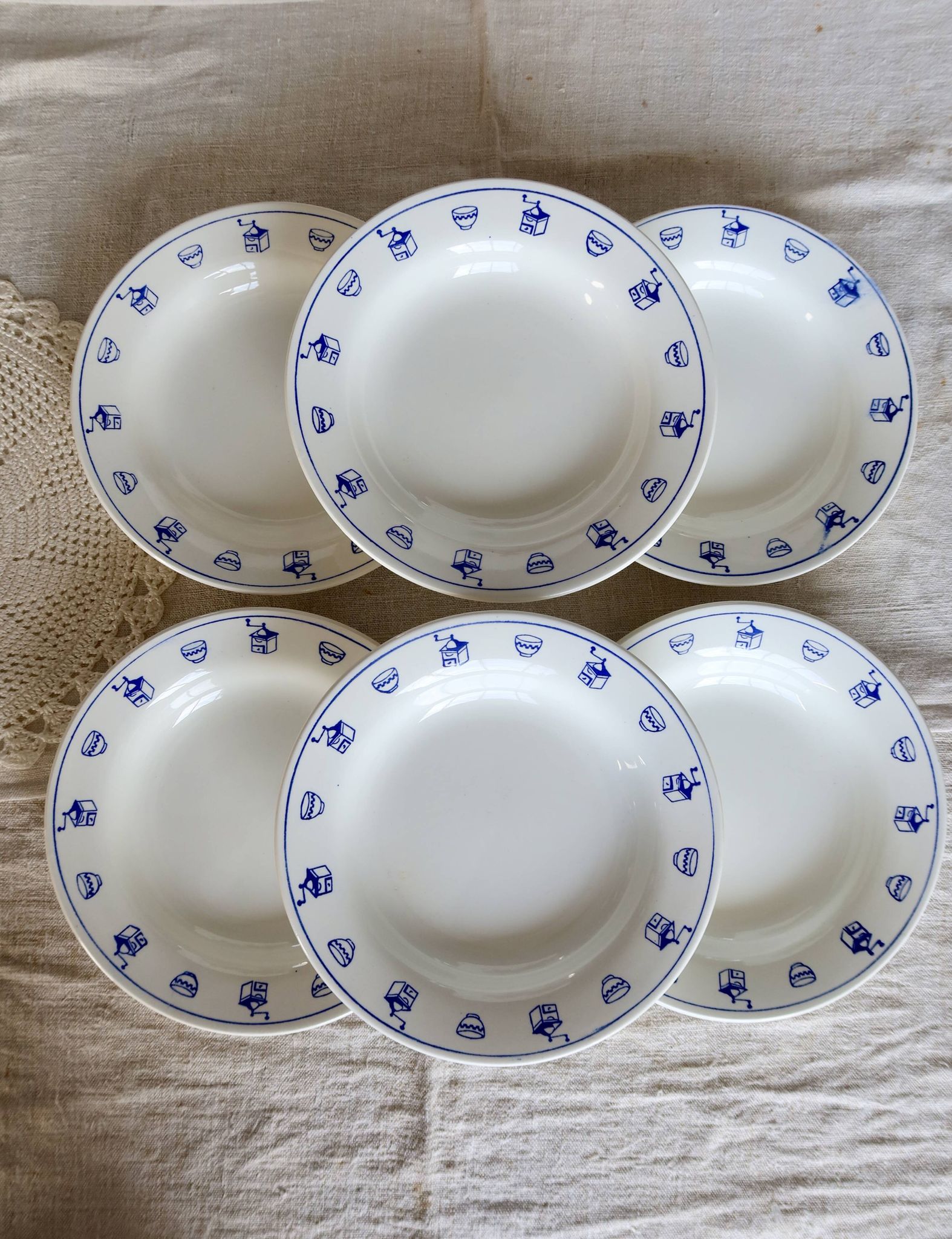 6 vintage earthenware breakfast plates