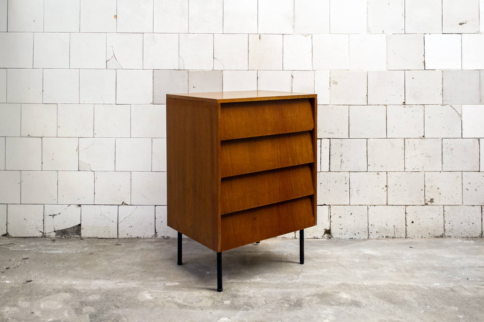 Mobile da soggiorno in legno e ferro Leonardo Fiori per ISA Bergamo Italia