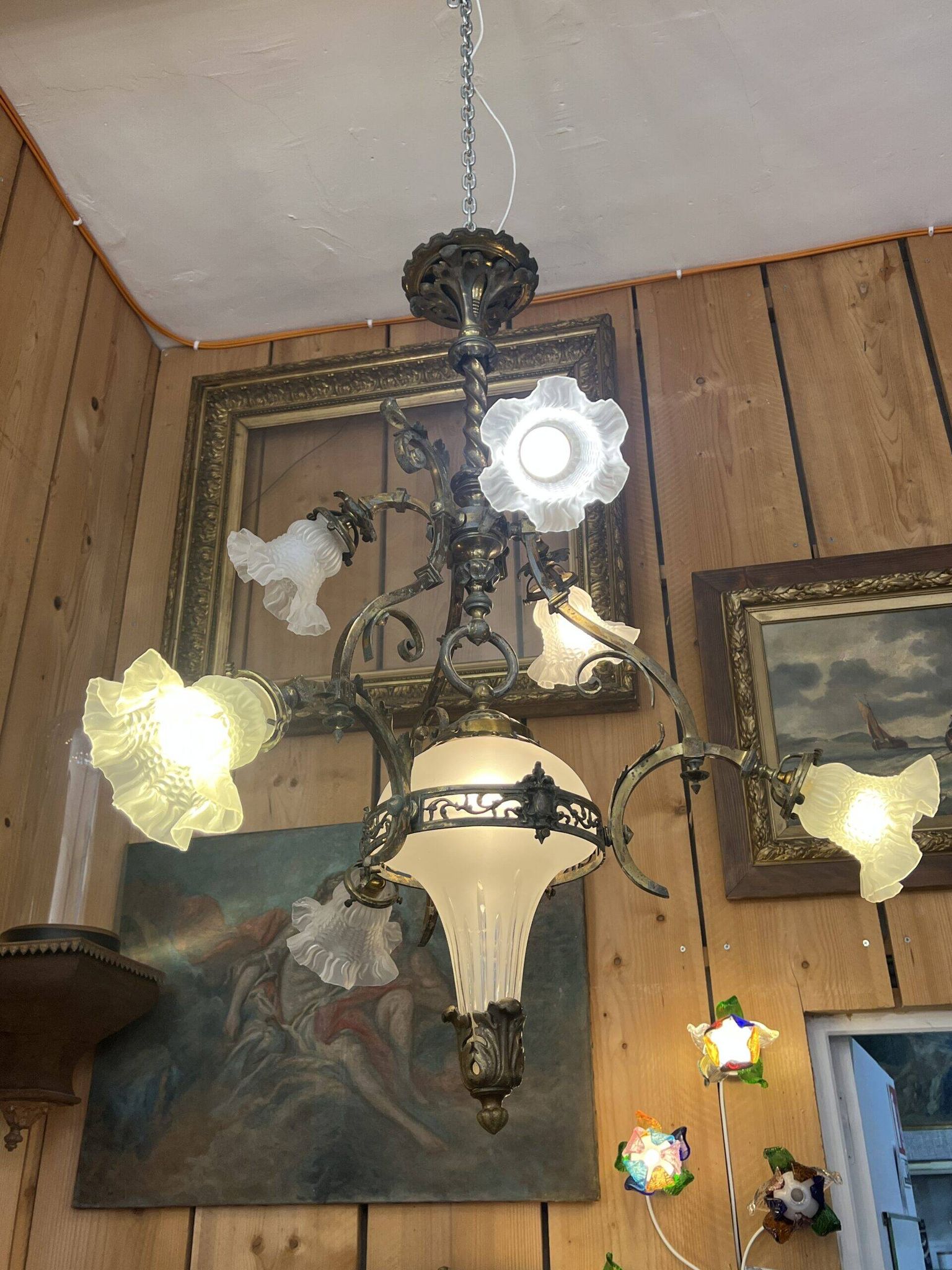 19th century brass and bronze chandelier, Napoleon III, illuminated by 6 tulips and a central globe