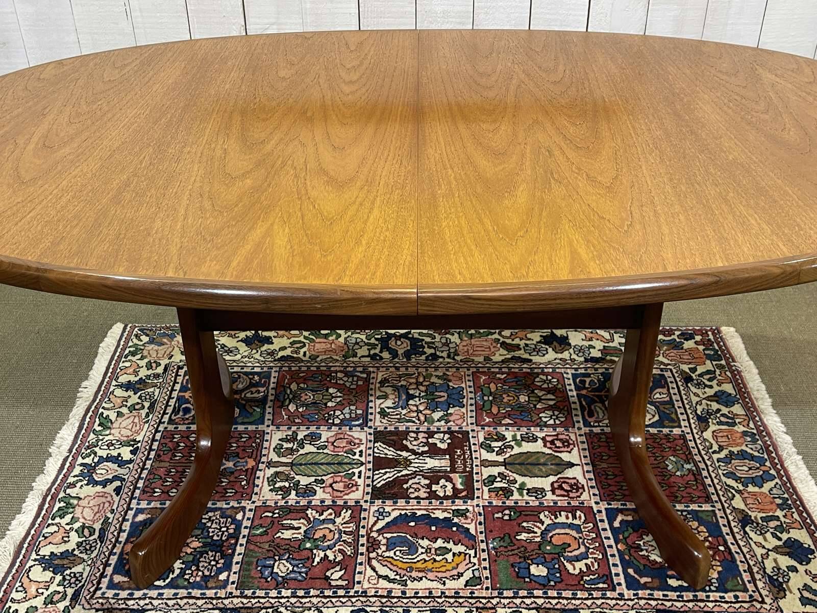 Table GPlan en teck des années 70 avec une allonge papillon