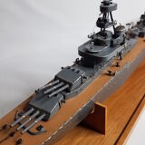 Maquette de navire de guerre croiseur "Emile Bertin" en métal peint 90 cm avec socle