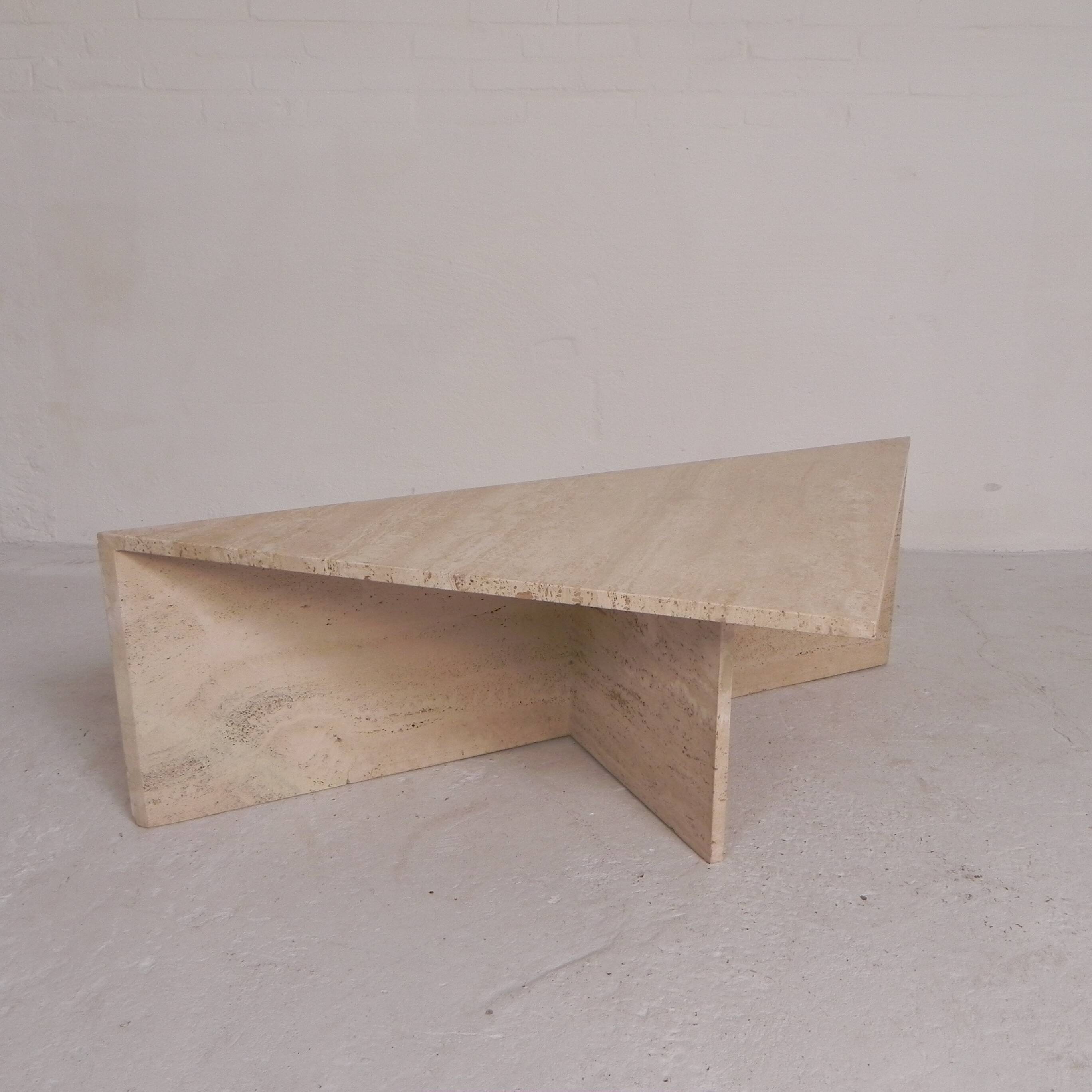 Table basse en travertin Mid-Century avec plateau triangulaire, années 1970
