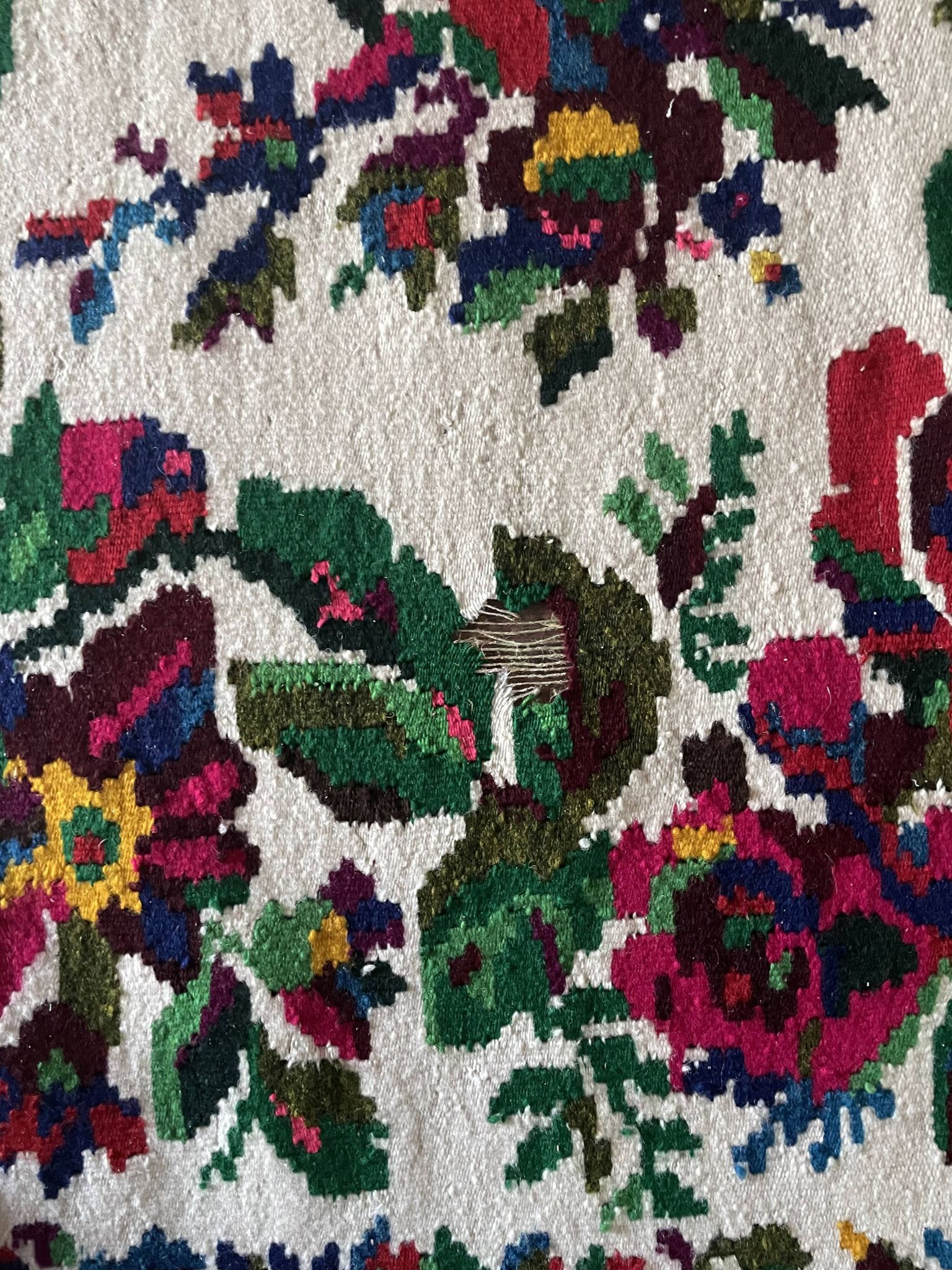 White vintage floral rug made by hand in Romania, beautiful flowers