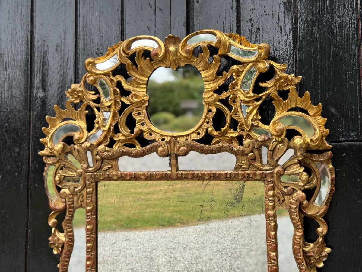 Miroir de style baroque en bois sculpté et doré, Empire Austro-hongrois, début XIXème siècle