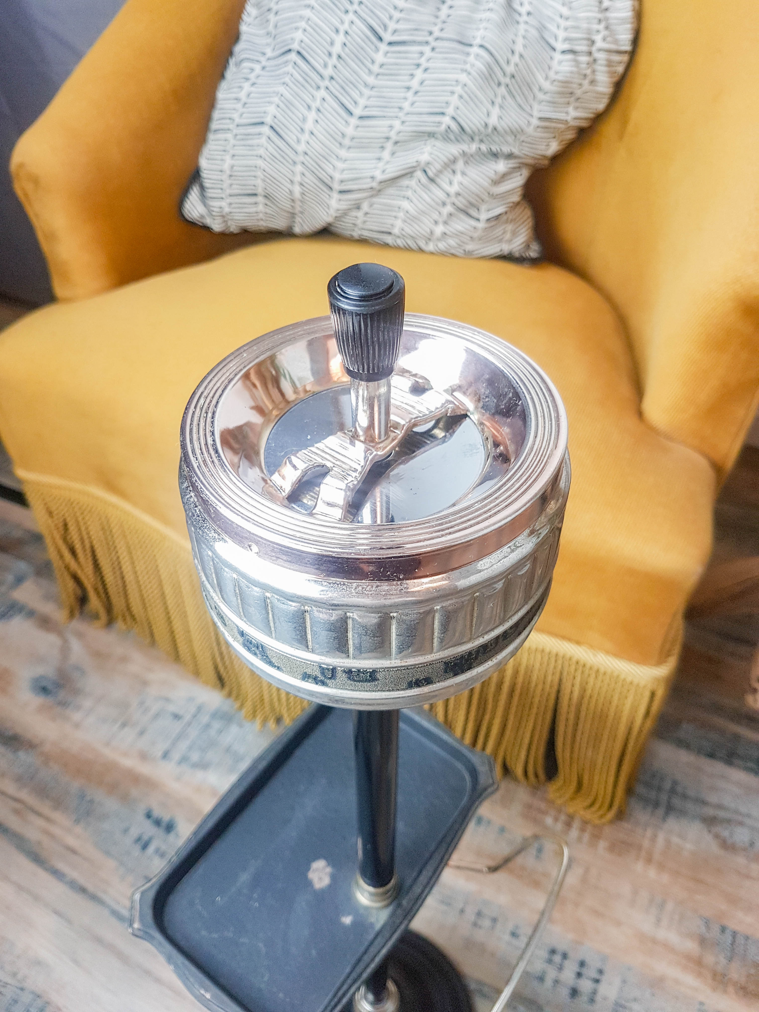 Cendrier sur pied vintage avec tablette et porte revue années 50