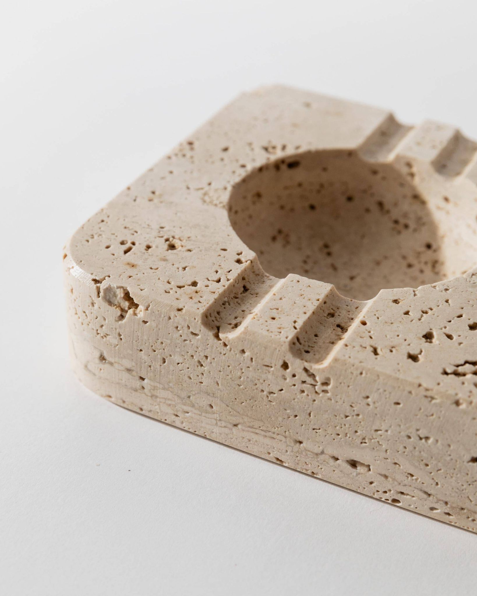 Vintage alabaster ashtray from the 1960s, beige stone, mid-century design, San Gimignano, Italy.