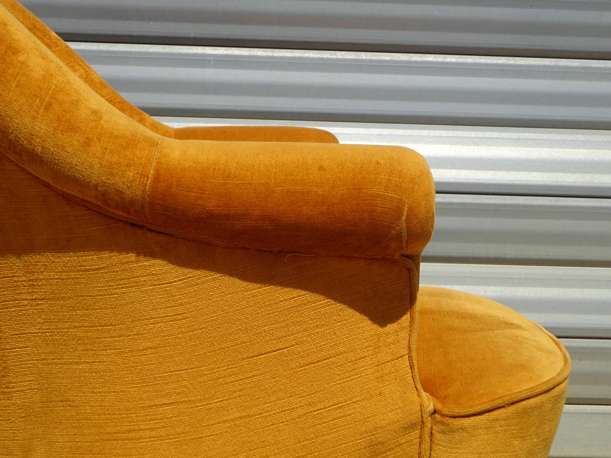 Fauteuil crapaud en velours jaune