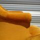 Fauteuil crapaud en velours jaune