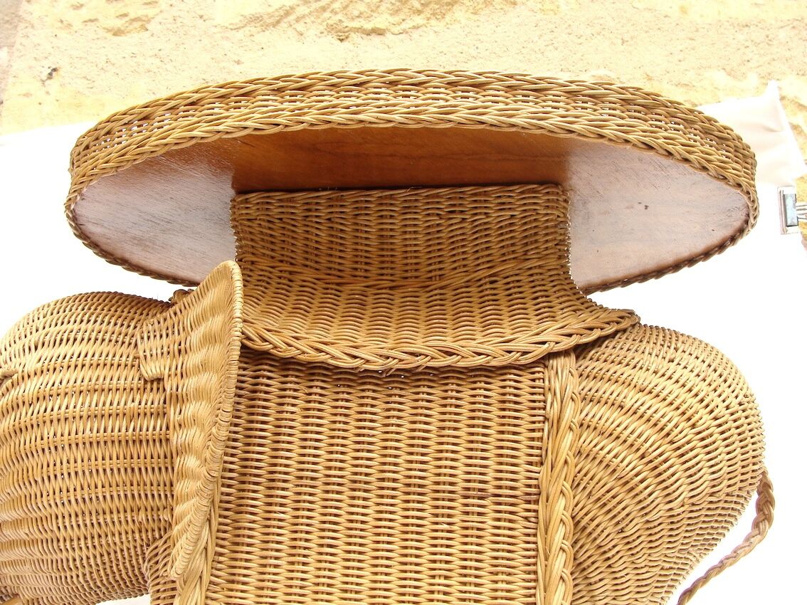 Elephant bass table in rattan.