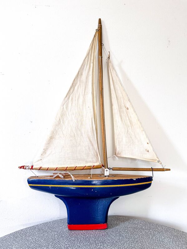 Voilier de bassin en bois navigable, Tirot 401, jouet ancien