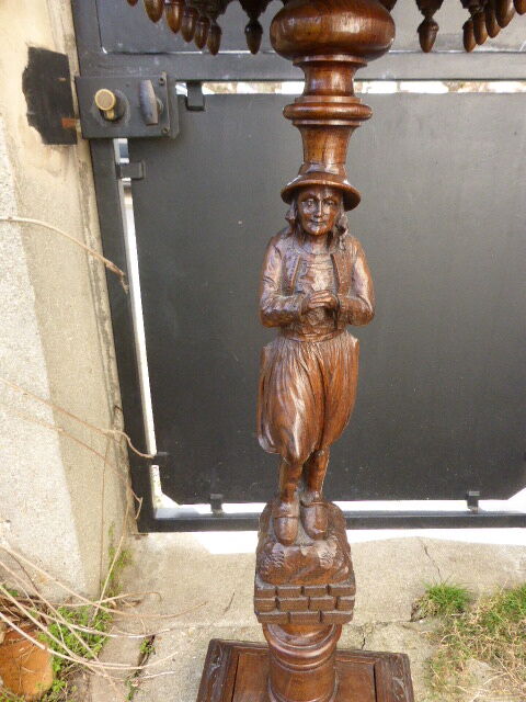 Wooden saddle with statuette, Breton figure, ancient and chiseled, Henri II style