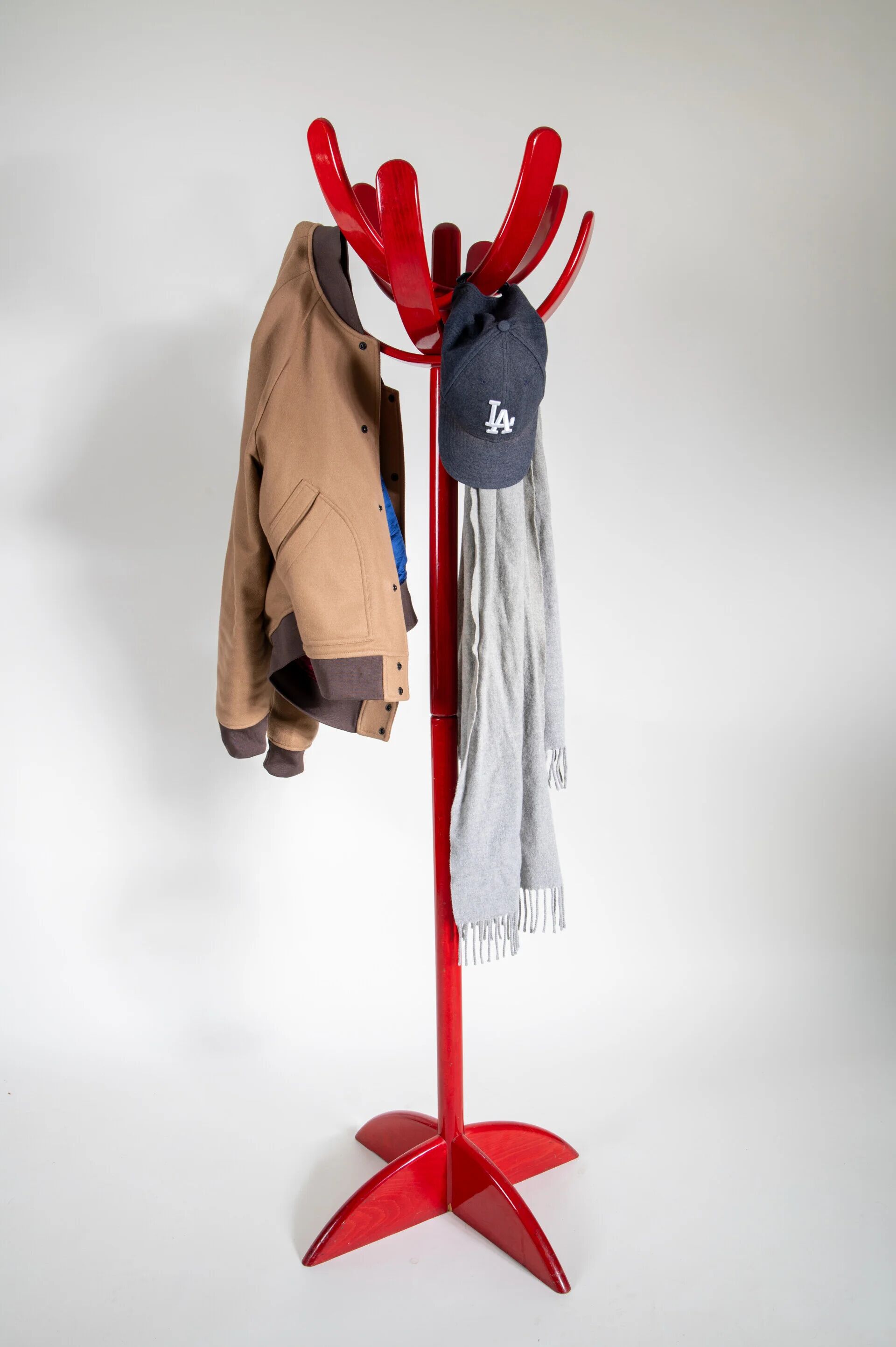 Porte-manteau italien de Mauro Pasquinelli en bois laqué rouge, années 1960