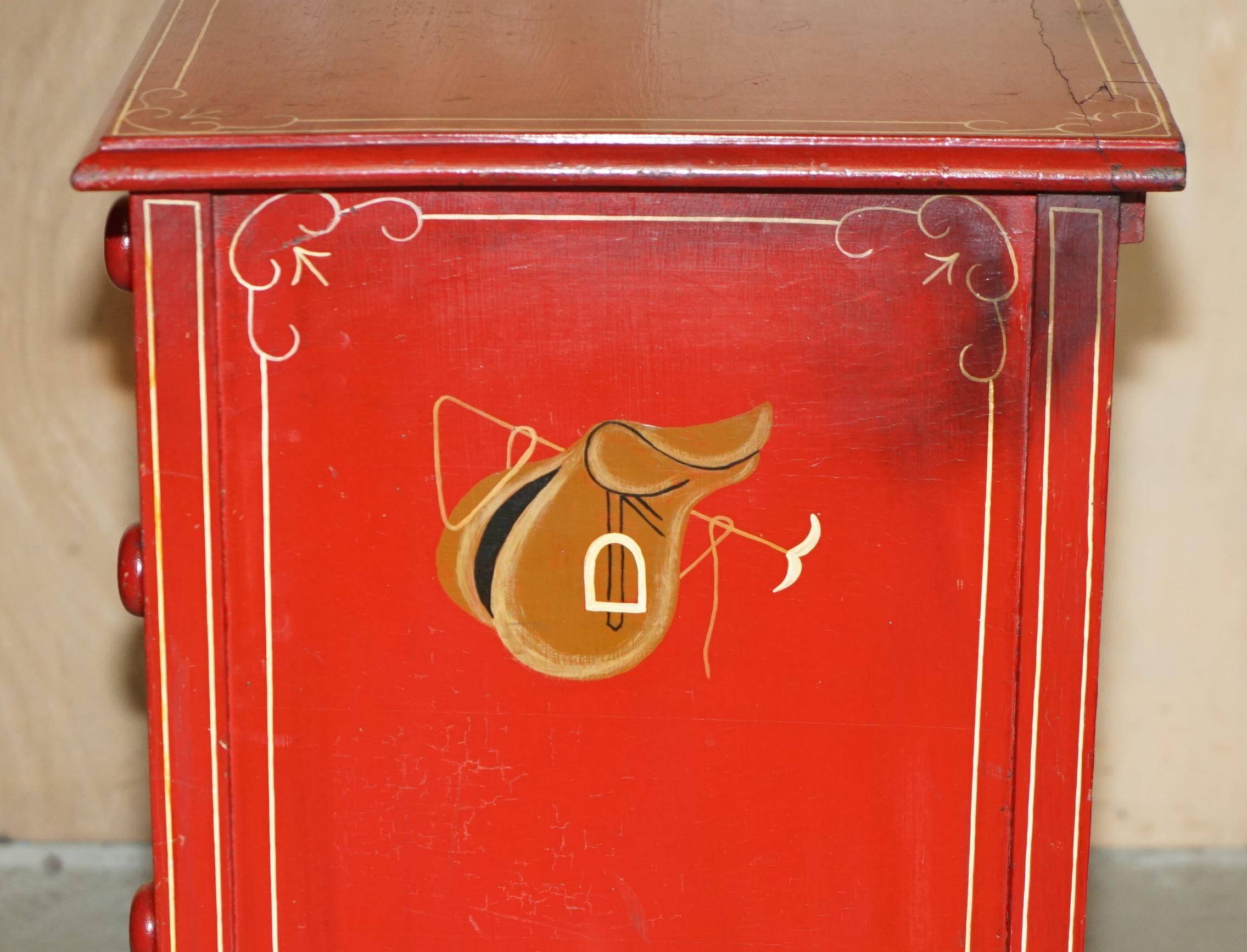Commode peinte à la main en pin victorien équestre avec cheval et jockey