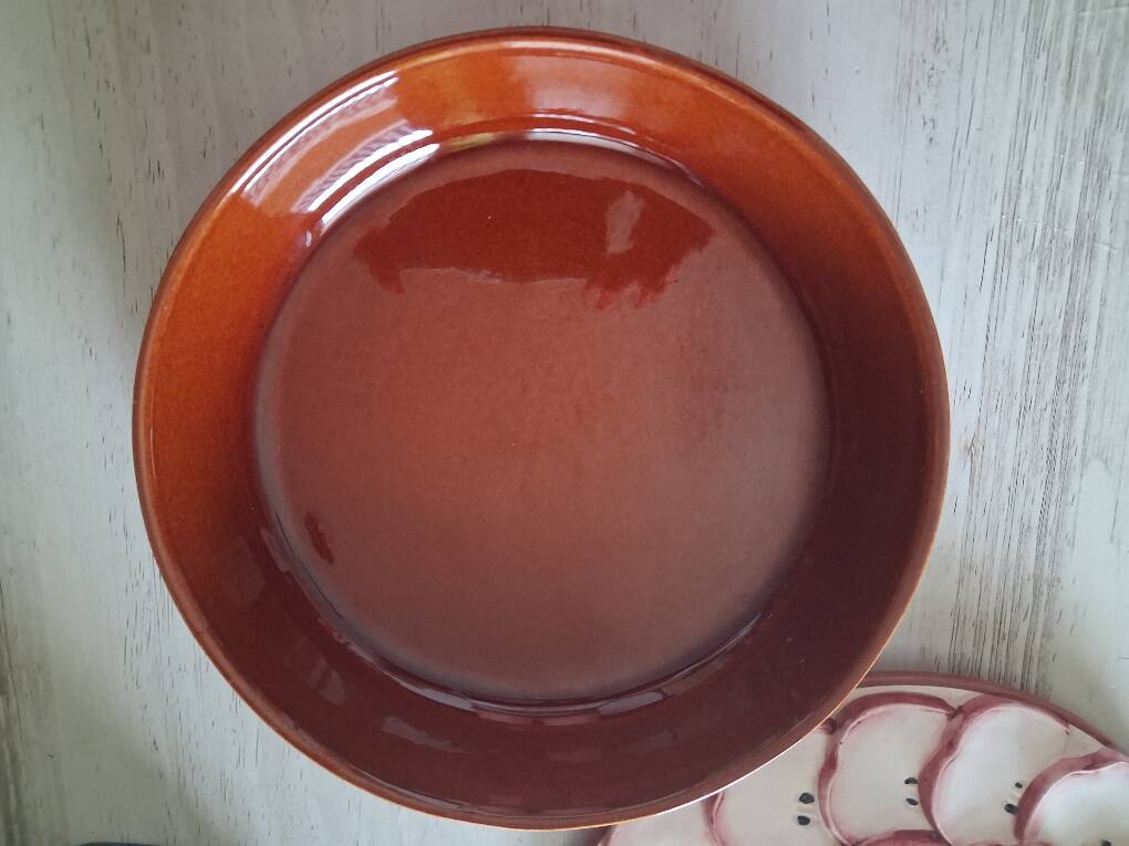 Pie dish / Tatin with a trompe-l'œil lid in slipware – Apple decoration