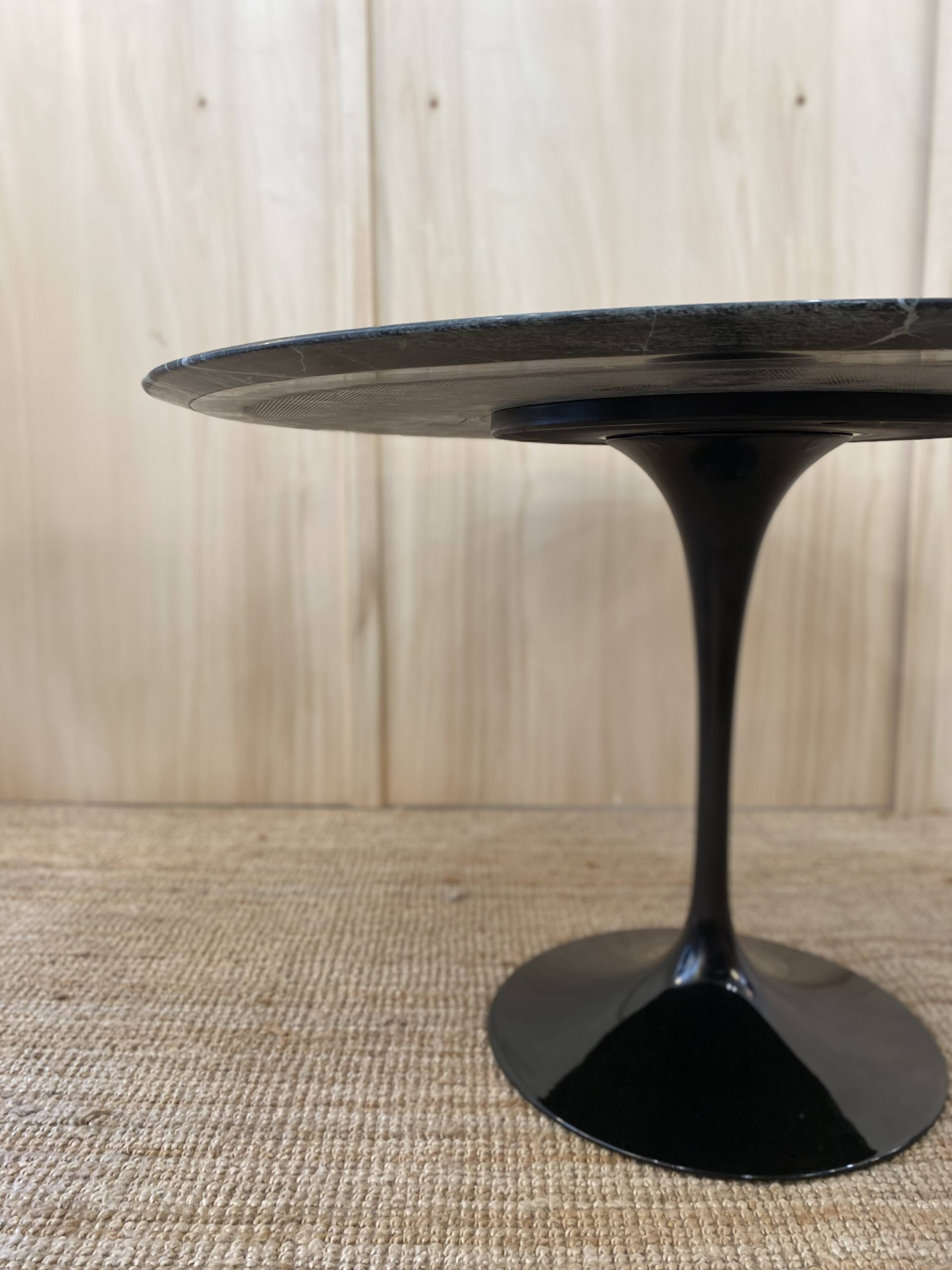 KNOLL round TULIP table in marble by Eero Saarinen