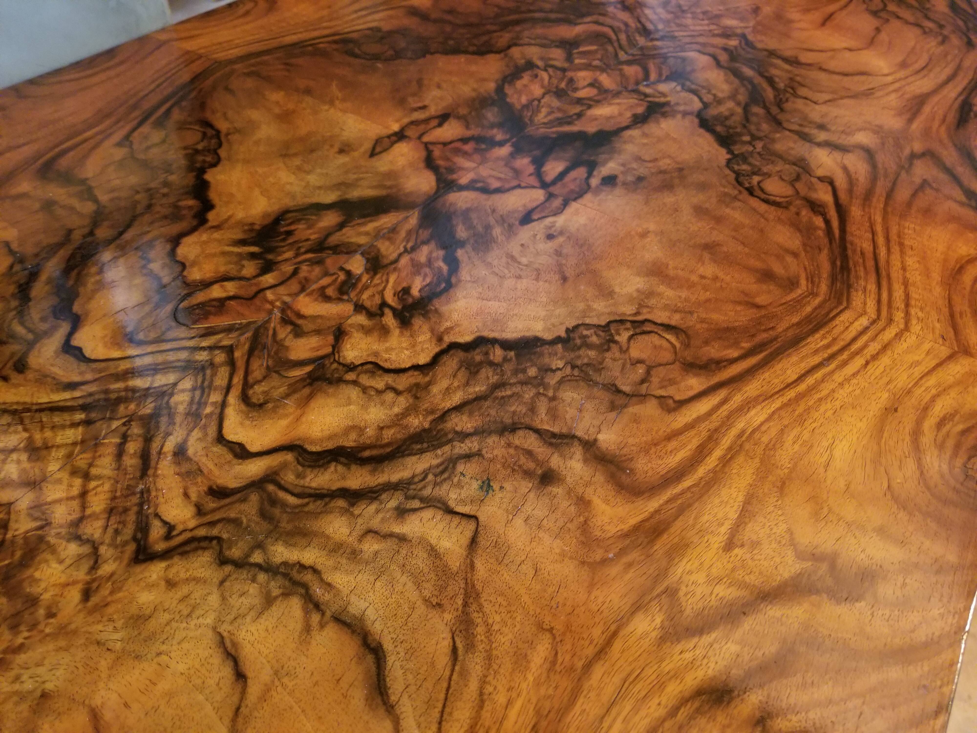 Table en frise de ronce de noyer