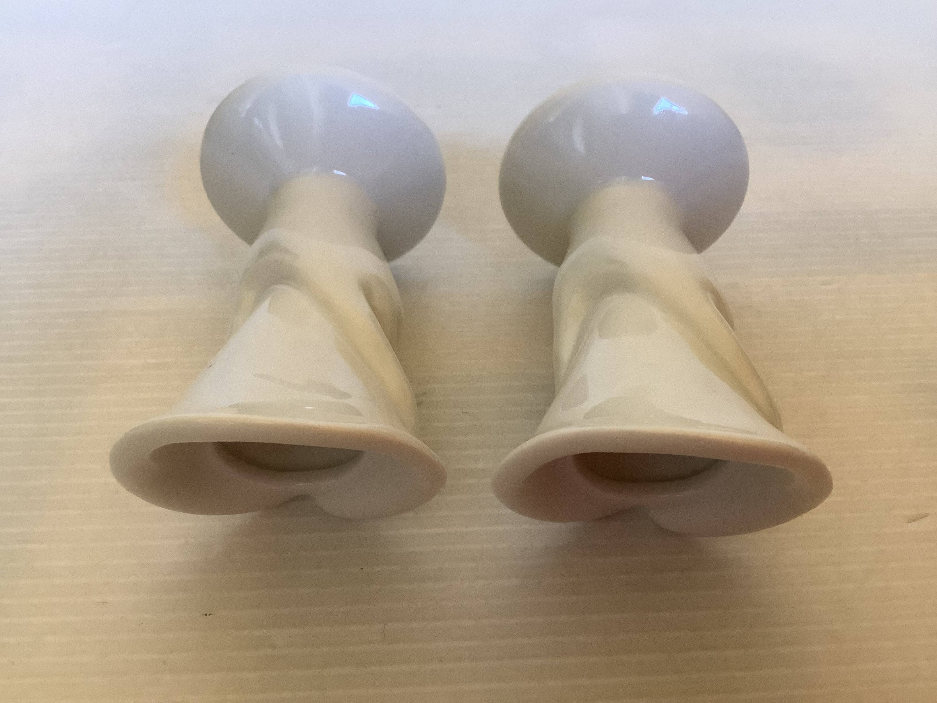 Paire de petits vases bougeoirs mains