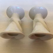Paire de petits vases bougeoirs mains