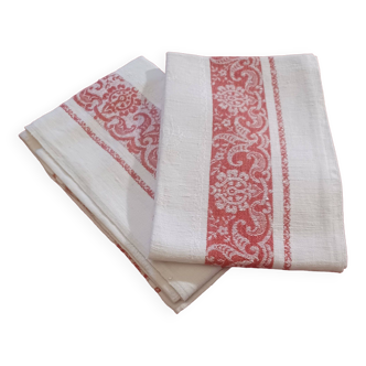 2 anciennes serviettes de table damassées rouges et blanches