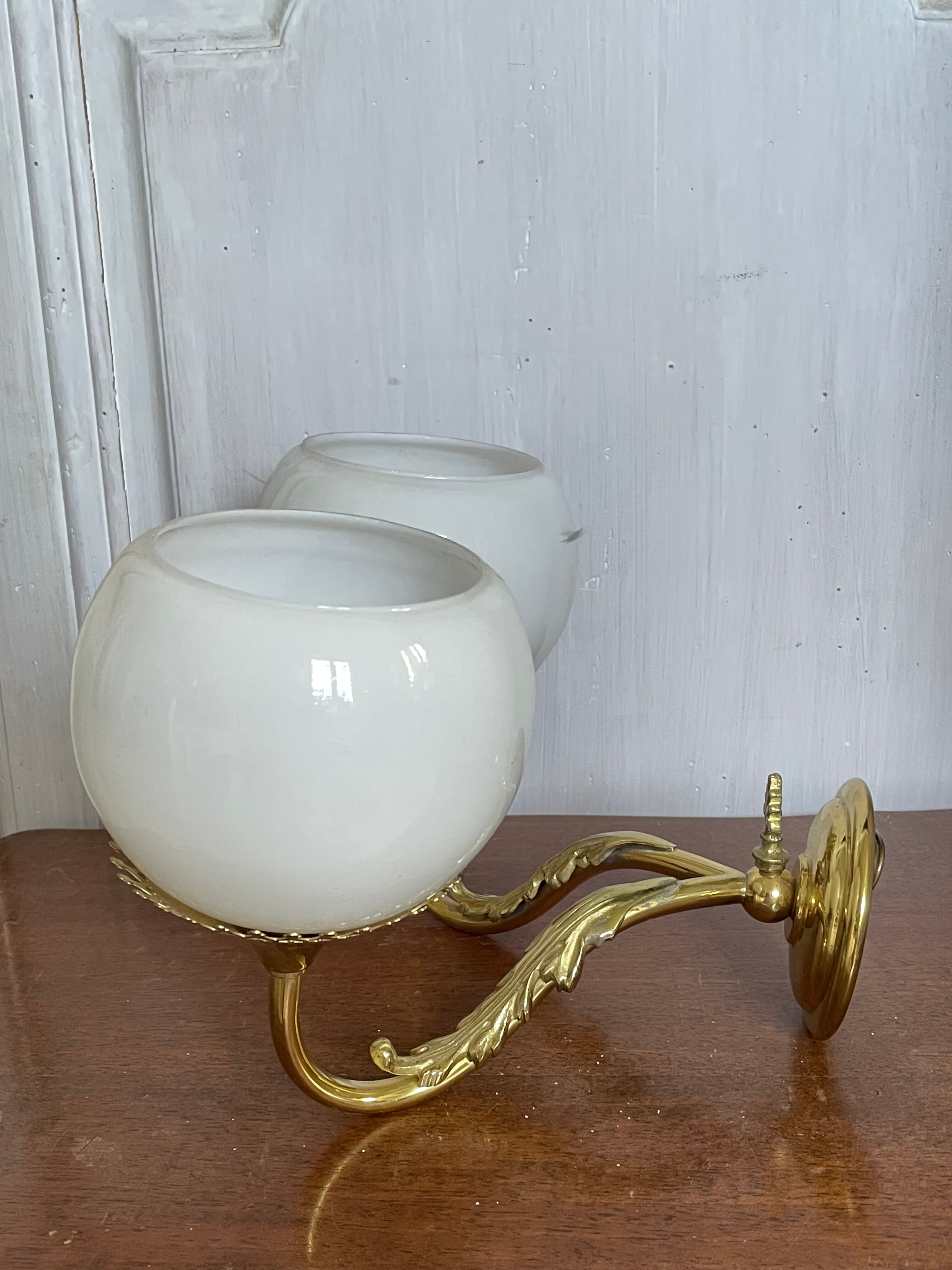 Paire d’appliques laiton et opaline vintage