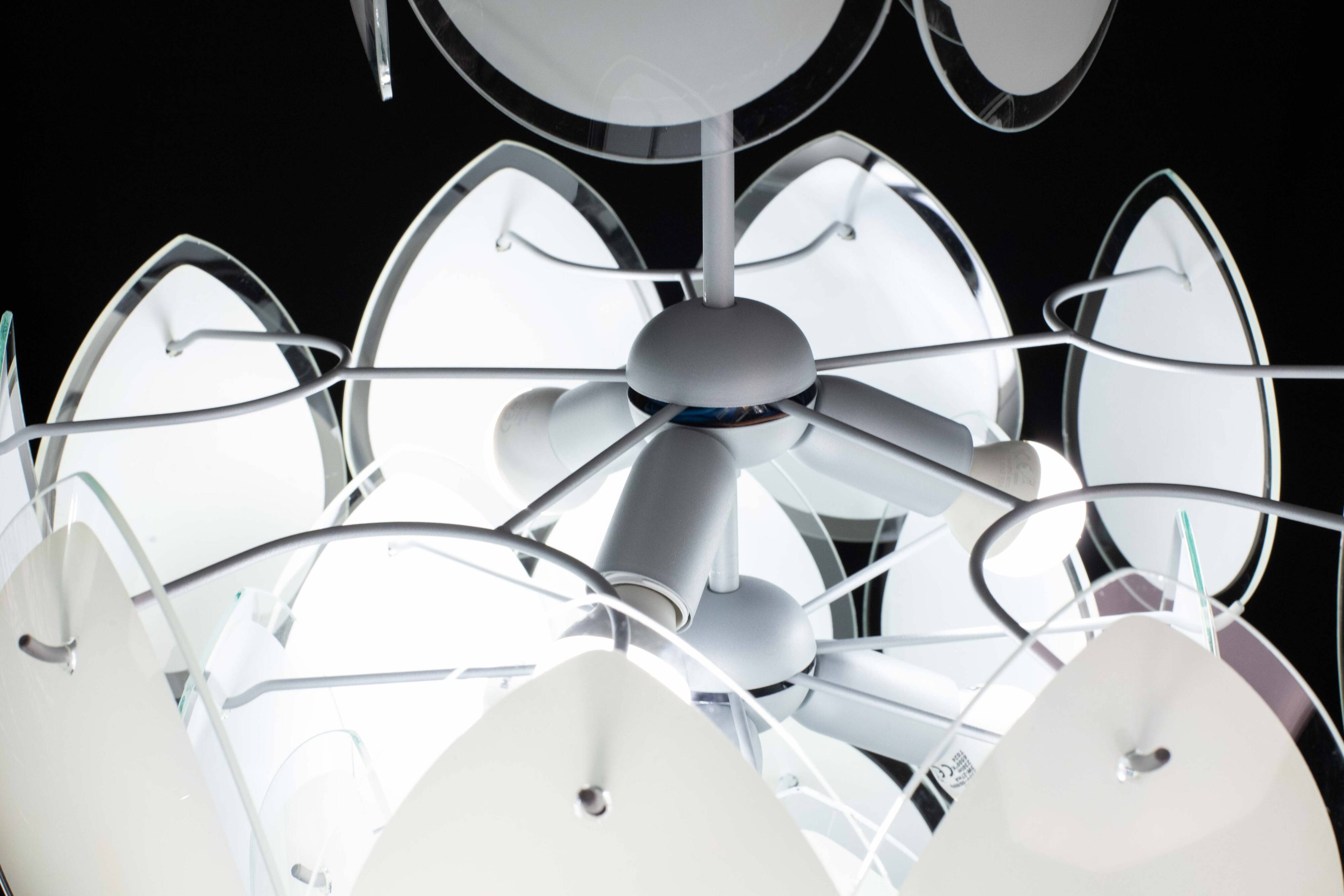 Vistosi White Murano Glass teardrop-shaped discs Chandelier, Italy, 1970s