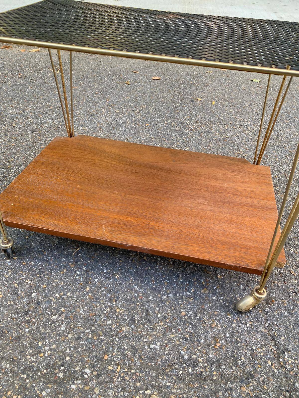 Desserte scandinave dorée avec plateau grillage et bois