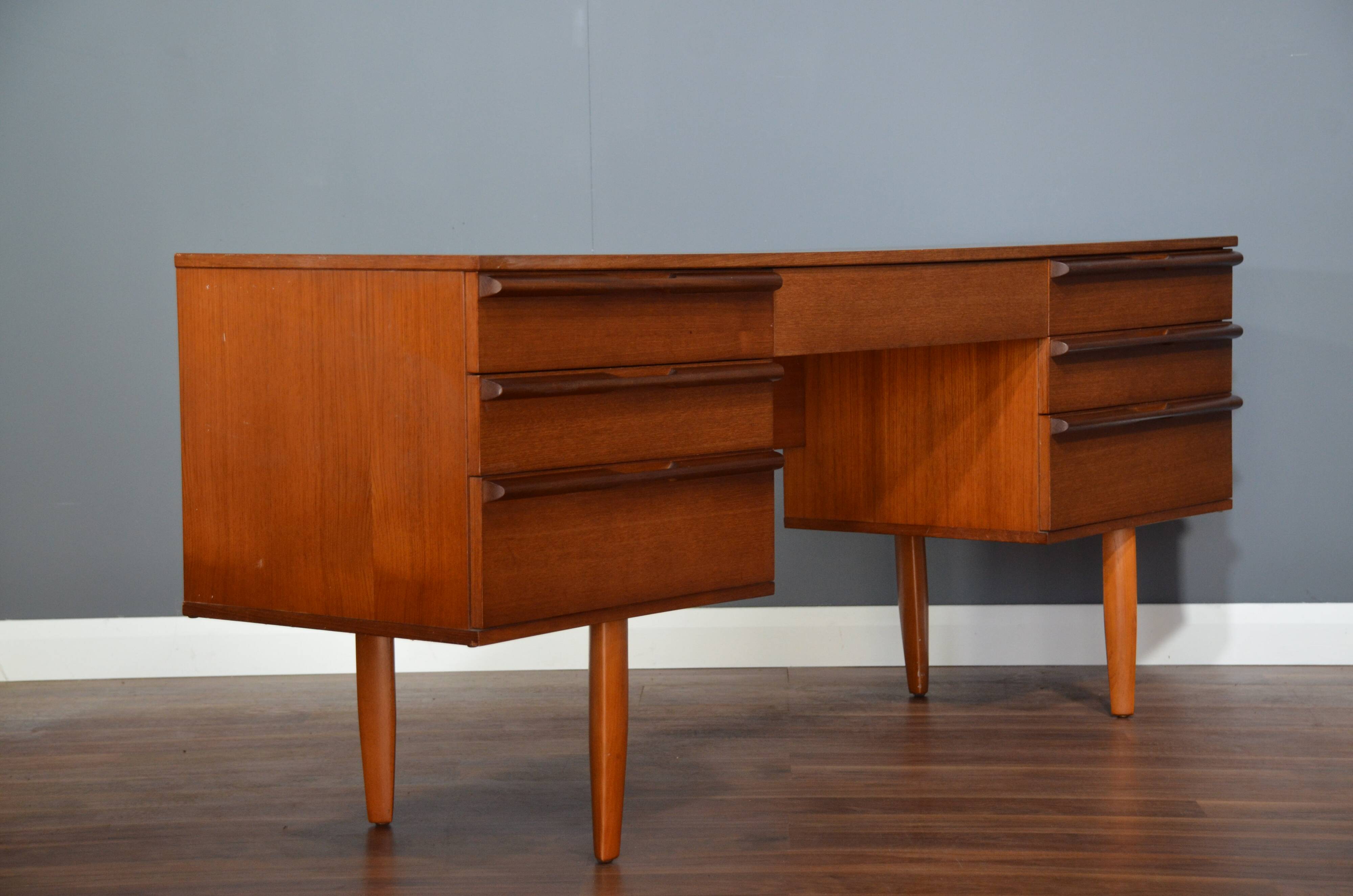 Vintage Avalon Mid Century Teak Desk / Dressing Table. Delivery. Modern / D