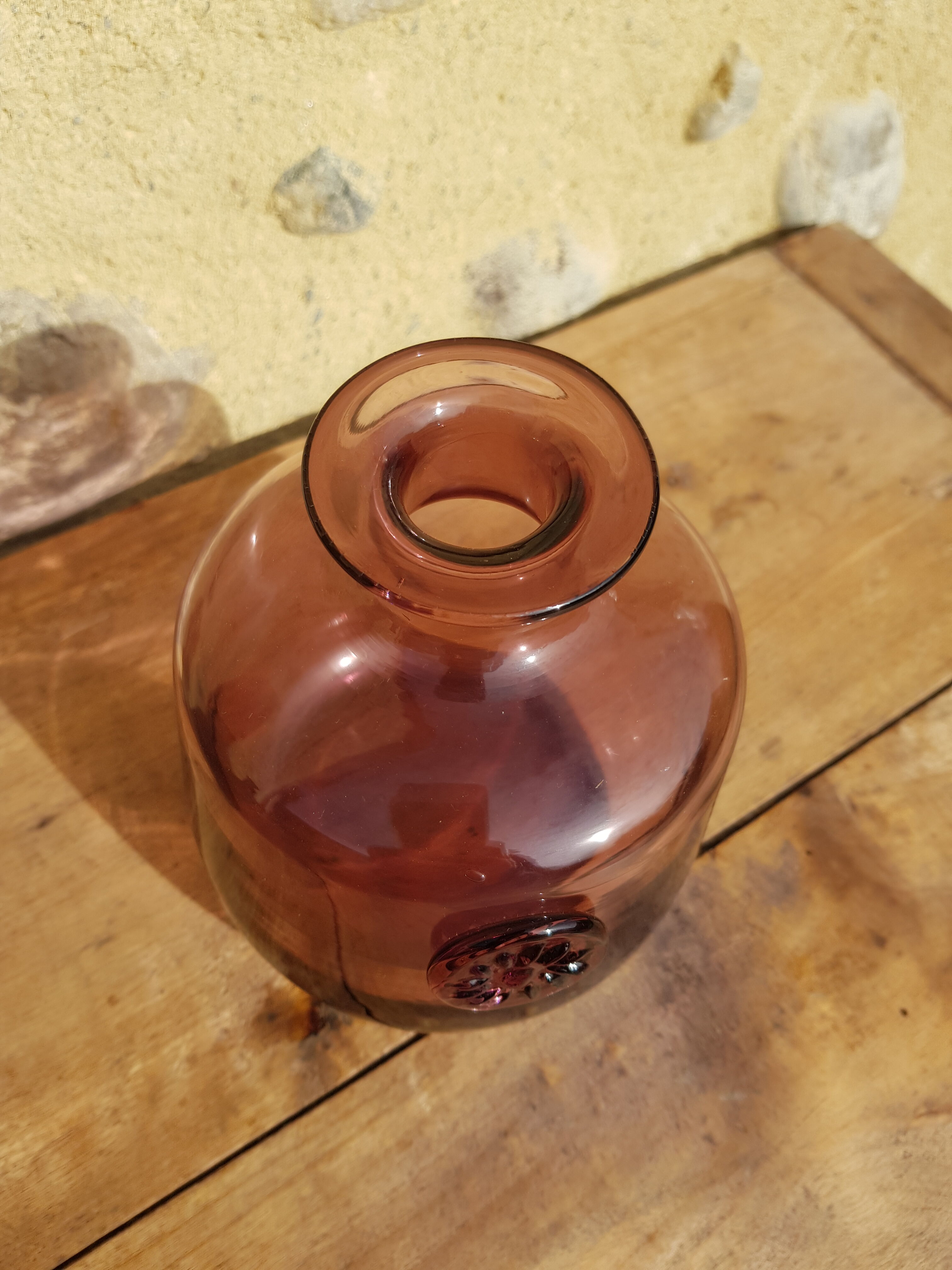 Vase en verre transparent violet