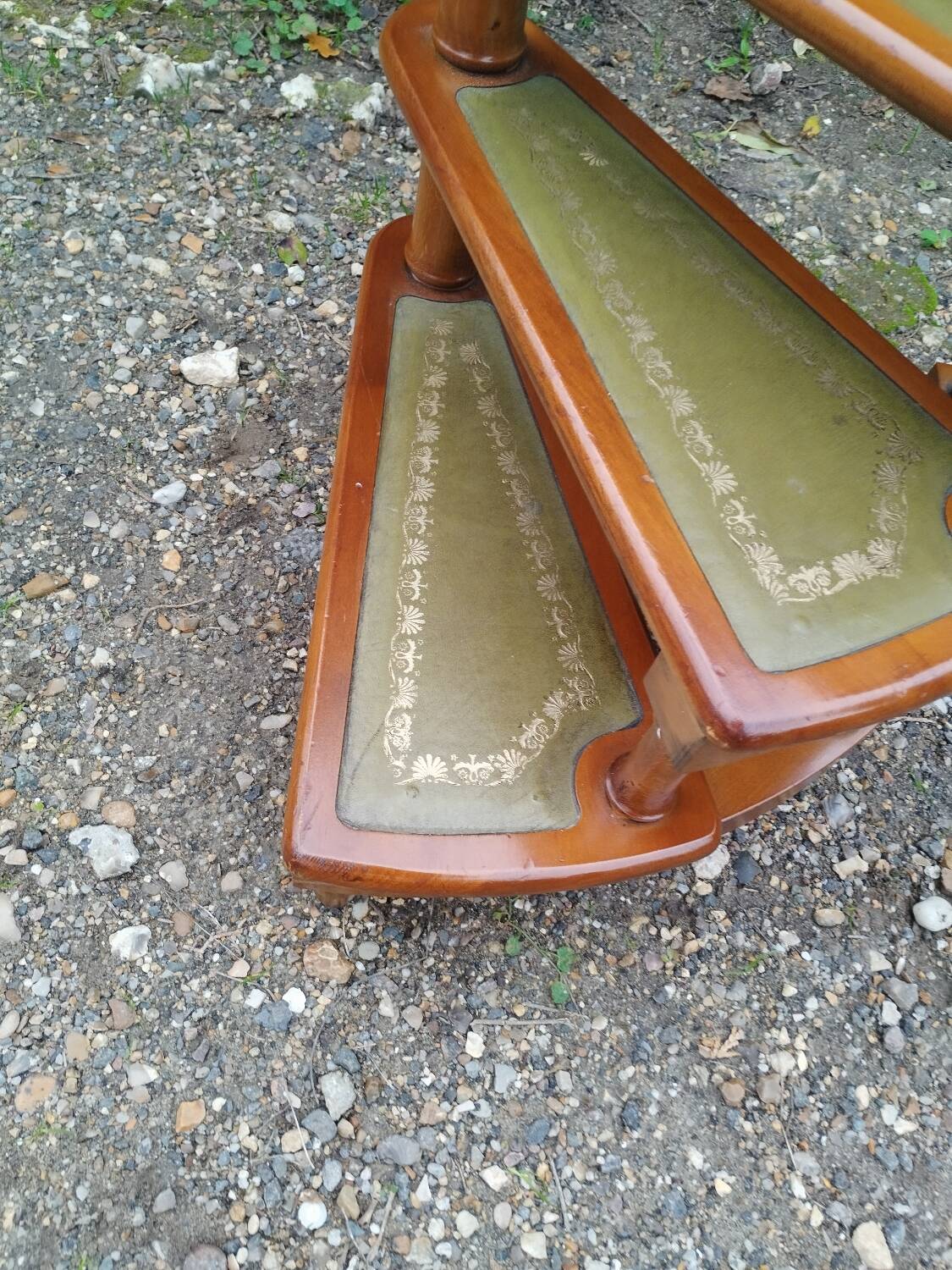 Escalier de bibliothèque ancien