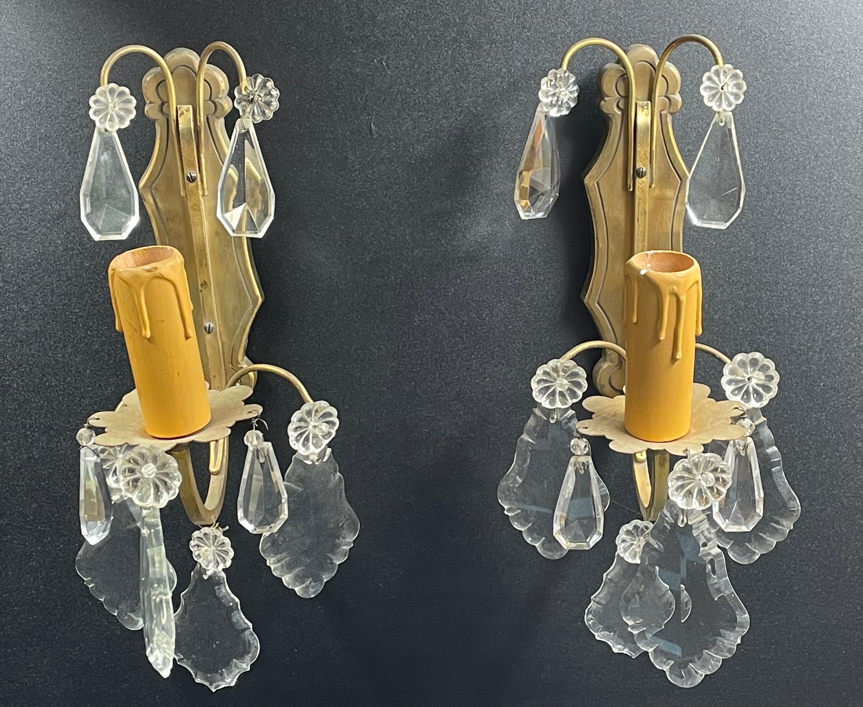 Pair of bronze/brass wall lamp and glassware