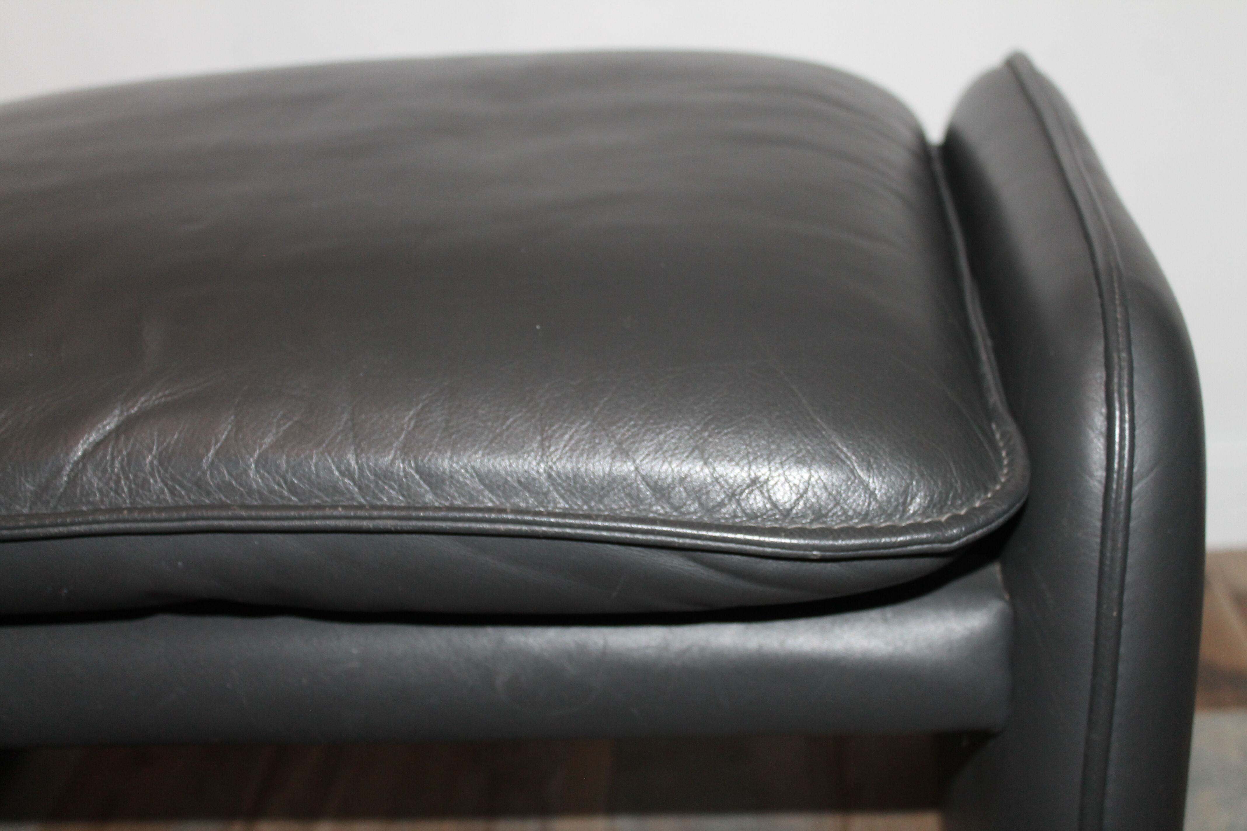 Fauteuil et ottoman cuir Leolux par Axel van Enthoven