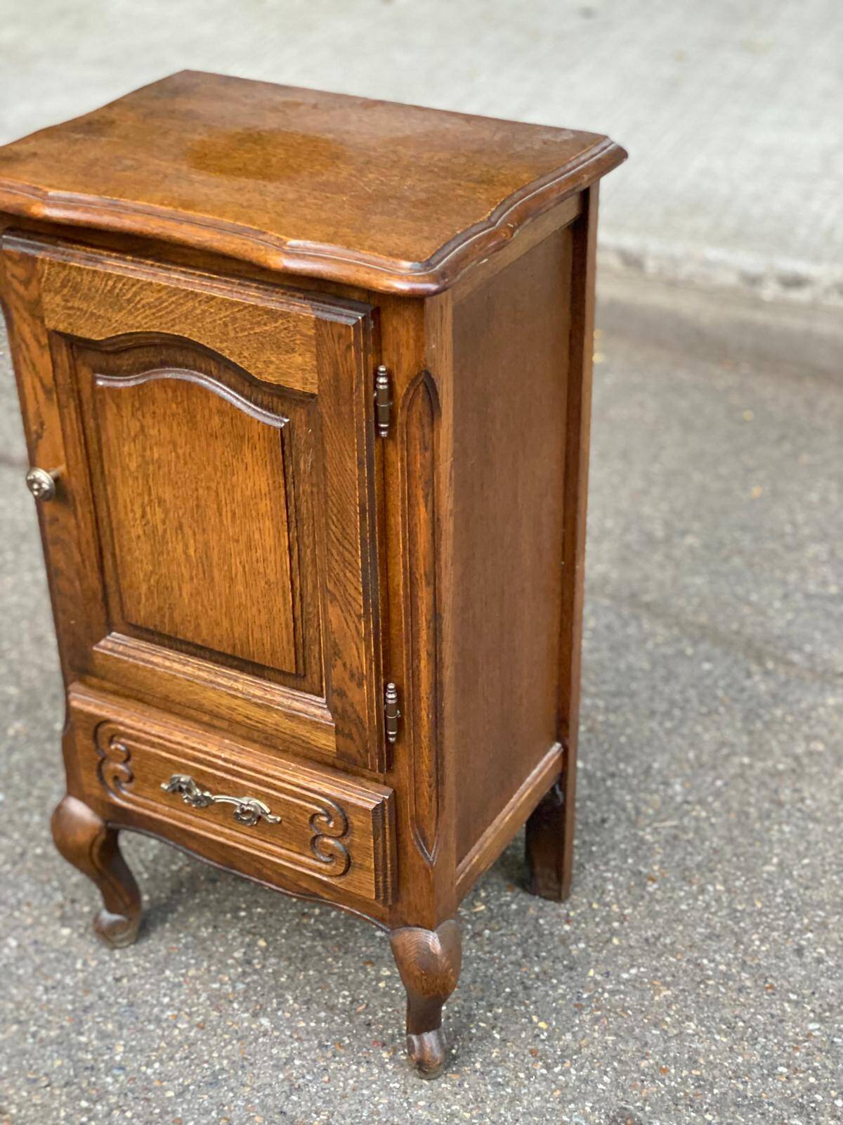Table de chevet Louis XV en chêne 1970