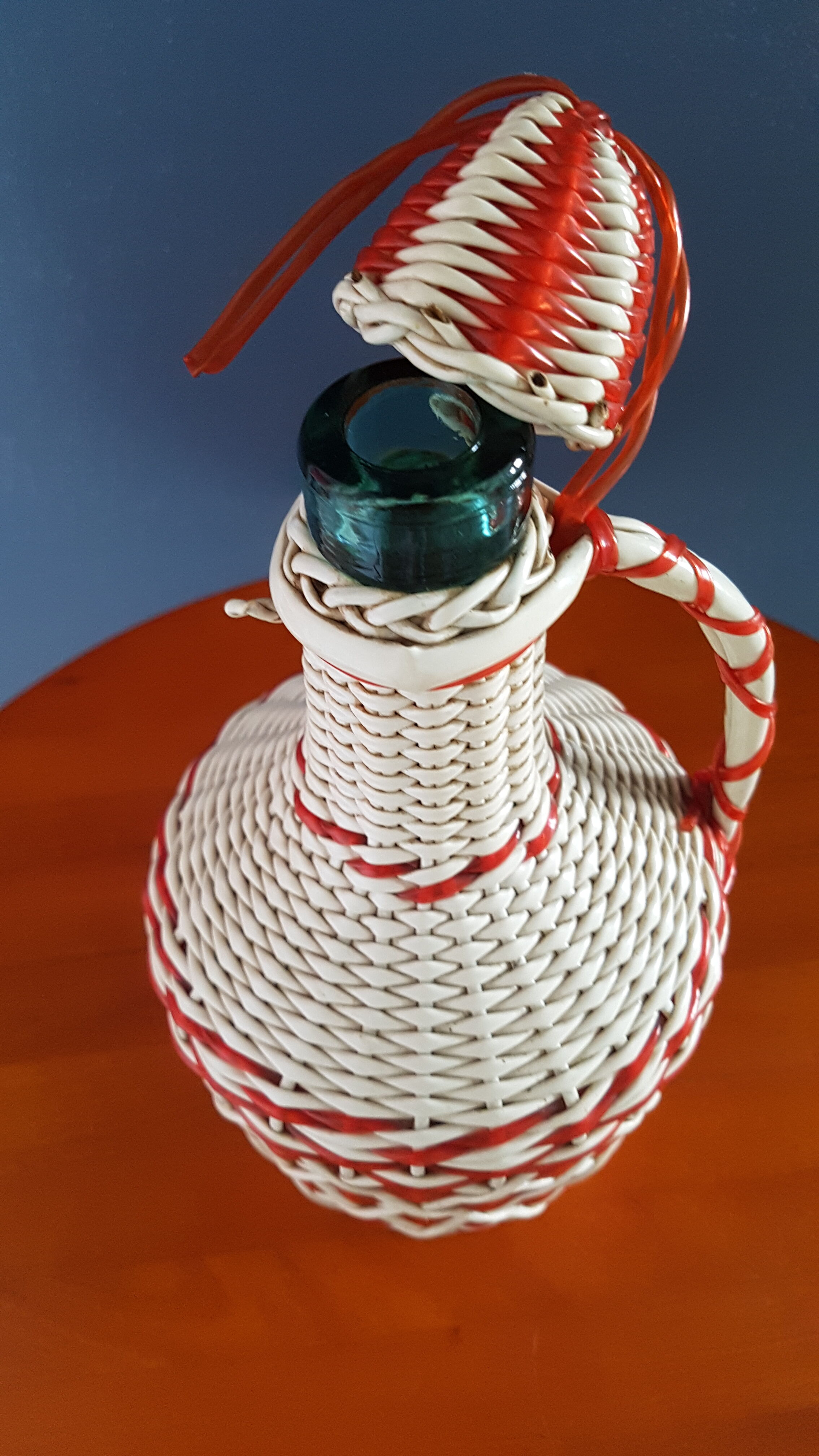 Dame Jeanne canister, scoubidou bottle