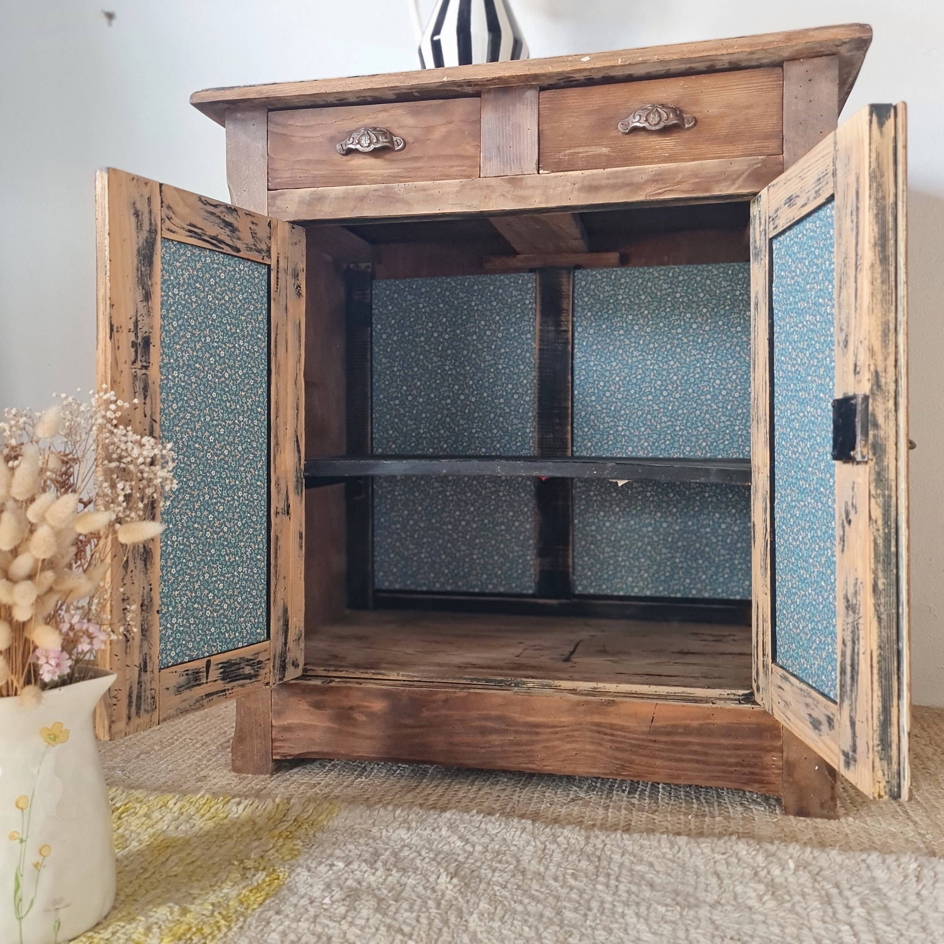 Buffet parisien bas ancien en bois patiné - intérieur fleuri