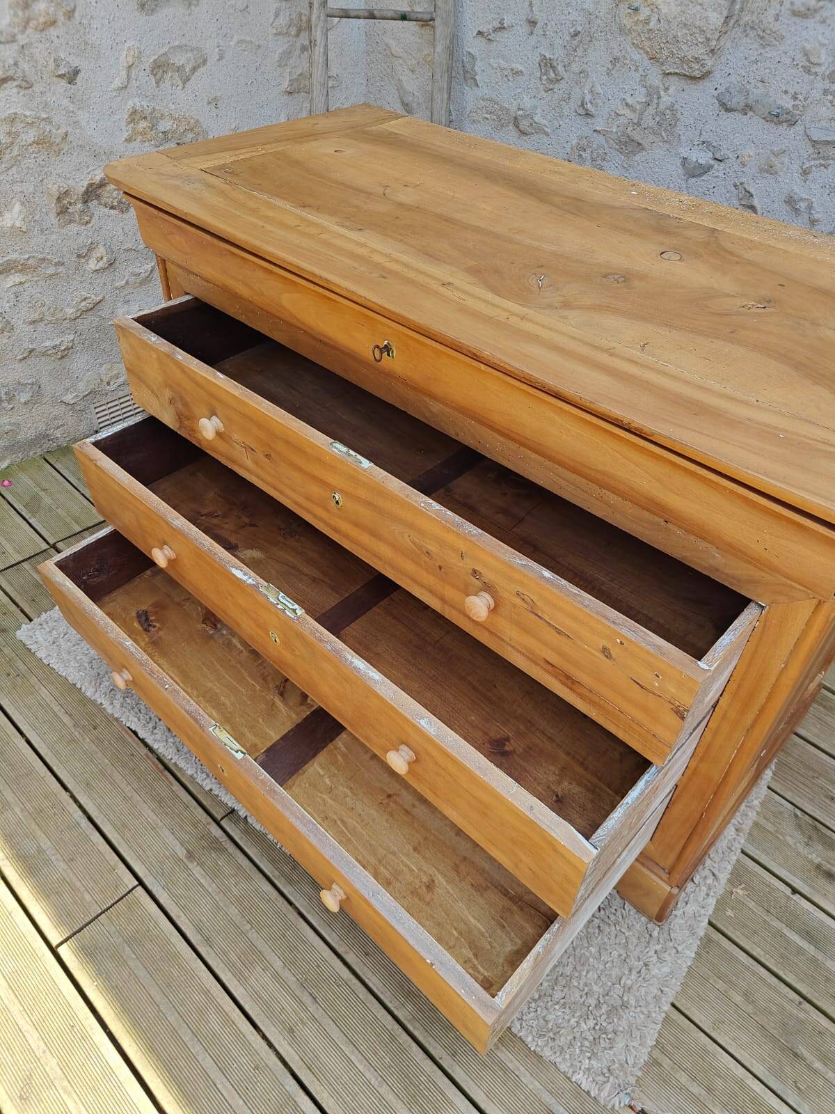 Walnut chest of drawers