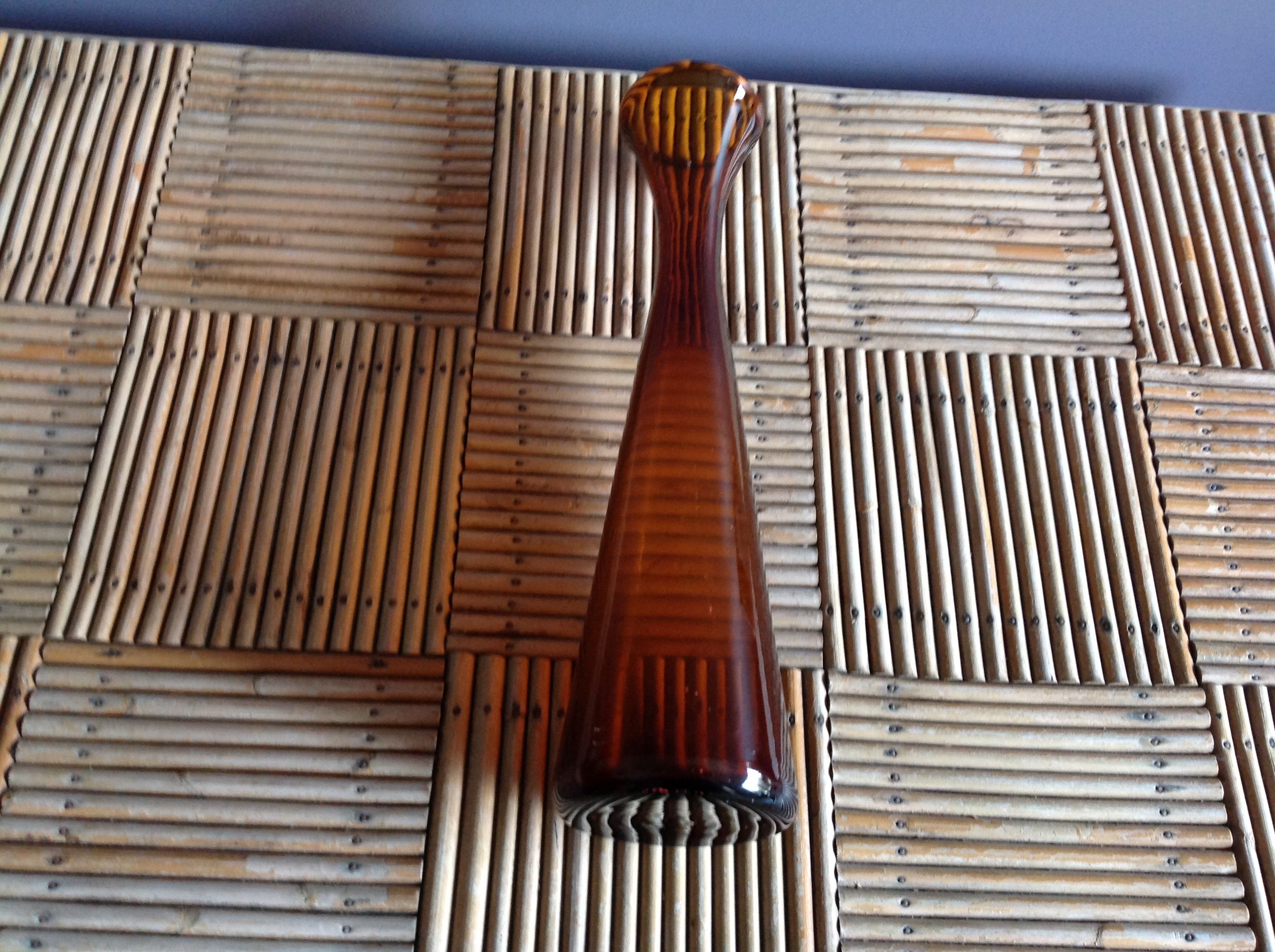 Vase en verre ambre