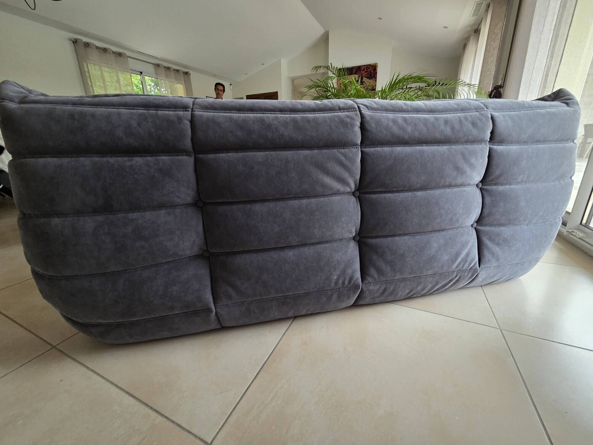 Togo canapé 3 places ligne roset avec un pouf