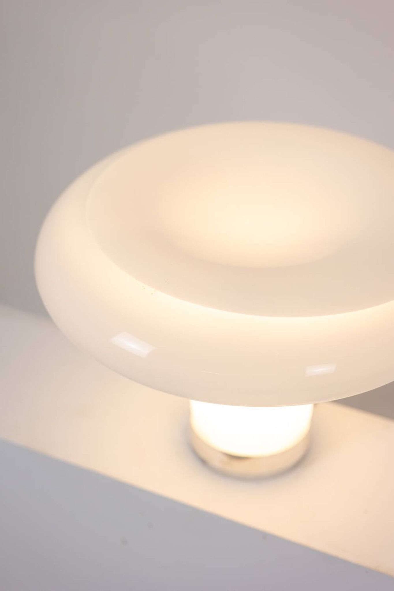 Angelo Mangiarotti. Lampe en opaline et métal chromé. Années 1980.