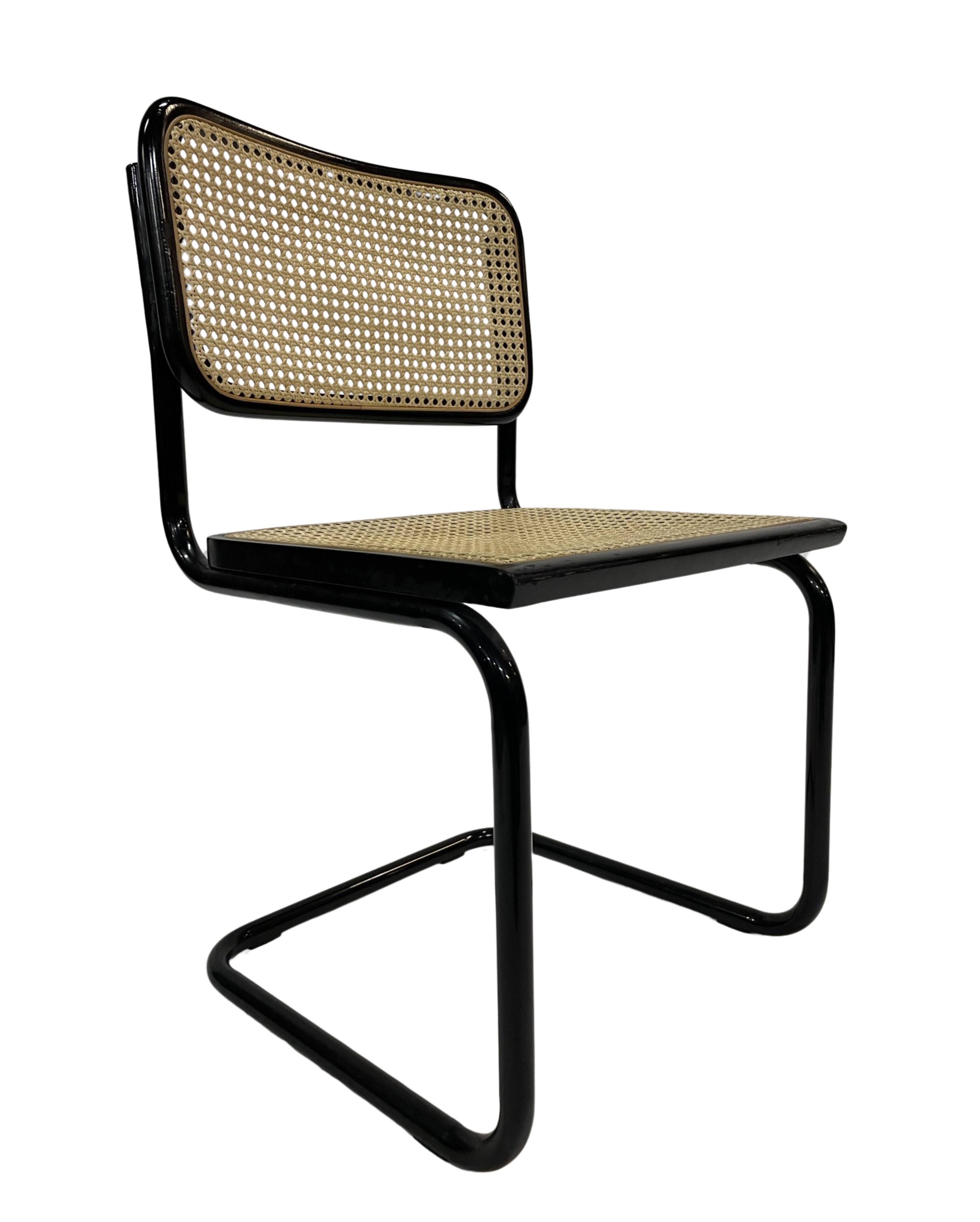 Chaise design Cesca modèle B32 en noir - structure noire
