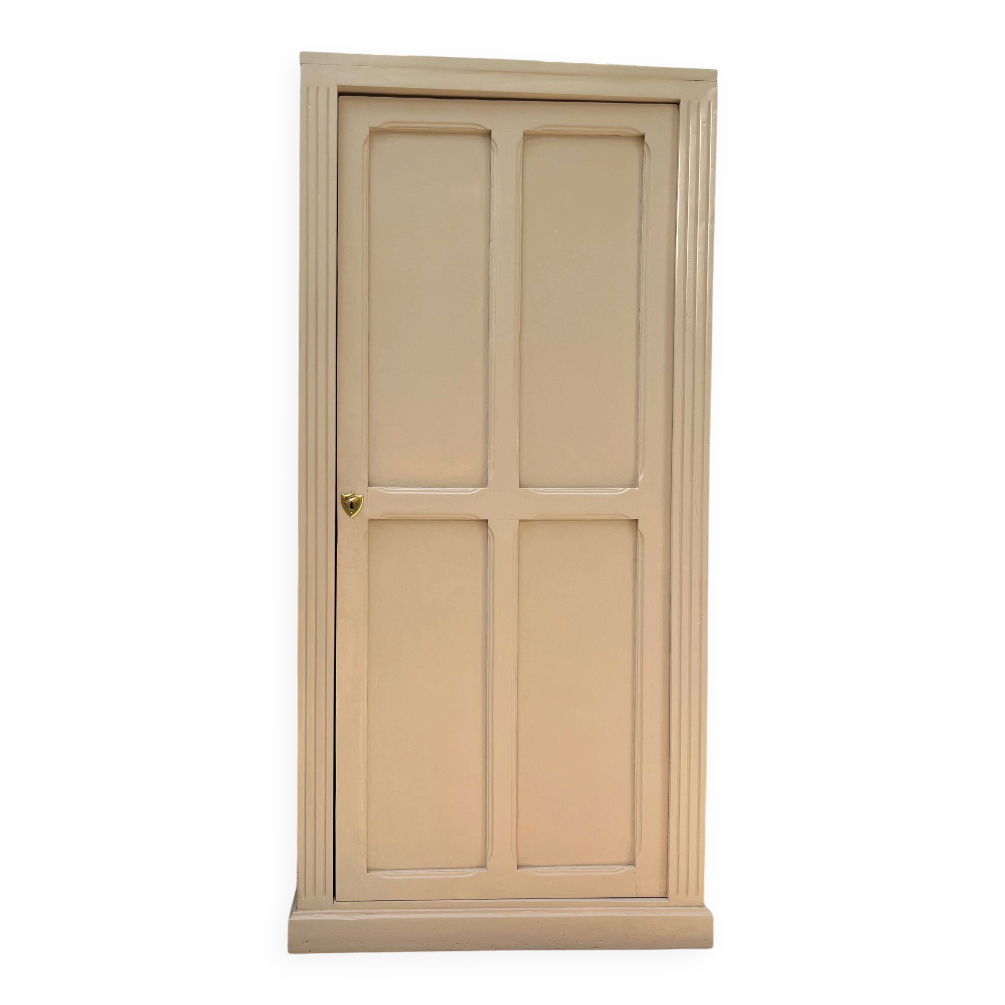 Armoire parisienne restaurée