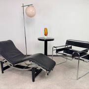 Vintage LC4 Chaise Longue par Le Corbusier en cuir noir