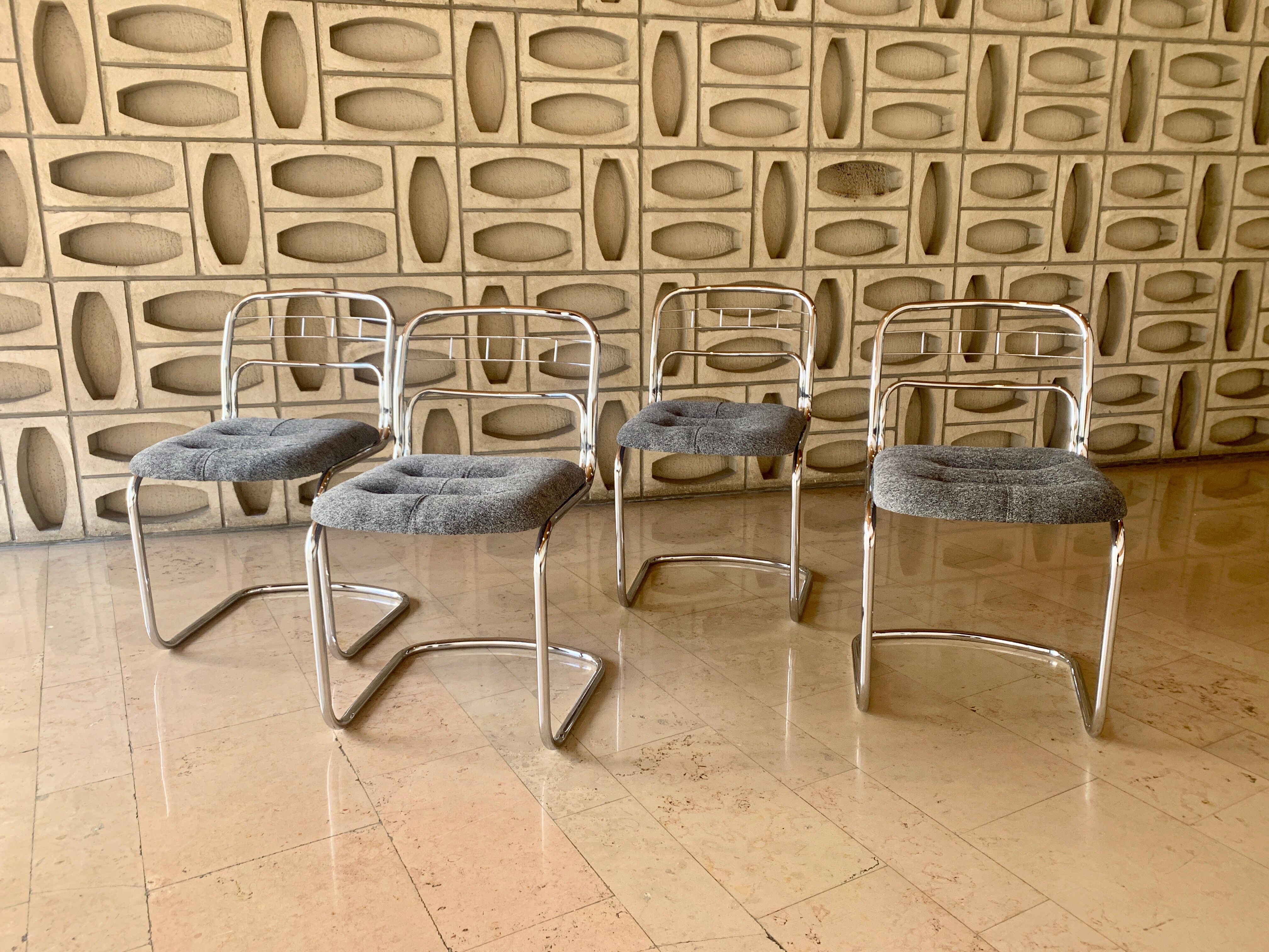 Chaises chromées avec assises retapissées
