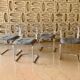 Chaises chromées avec assises retapissées