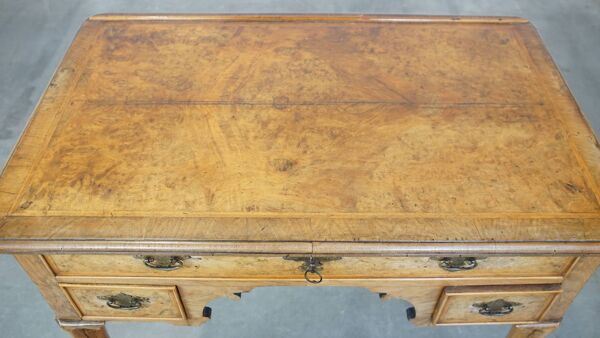 Table d'appoint/écritoire hollandaise antique en noyer du XVIIIe siècle