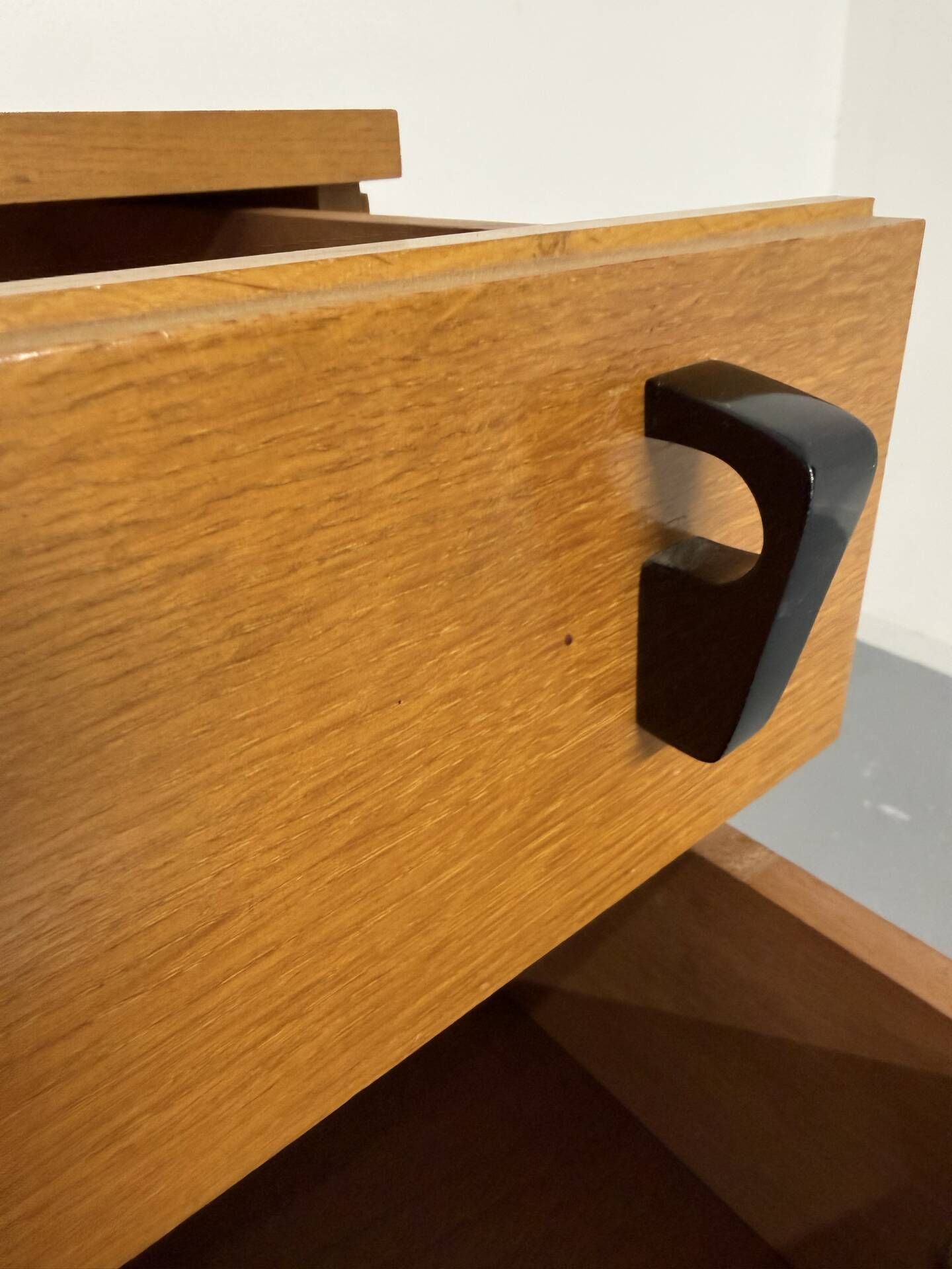 Vintage chest of drawers with 5 drawers in light wood, French design from the 60s/70s.